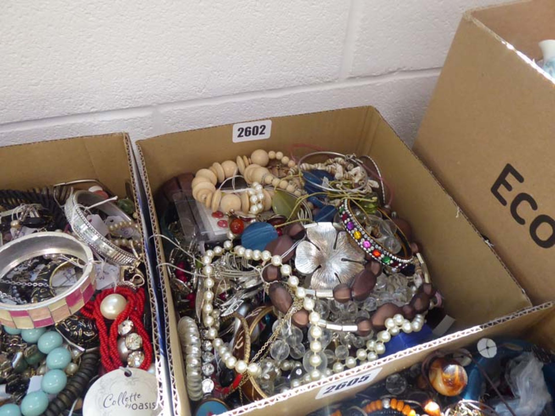 Box containing qty of costume jewellery items