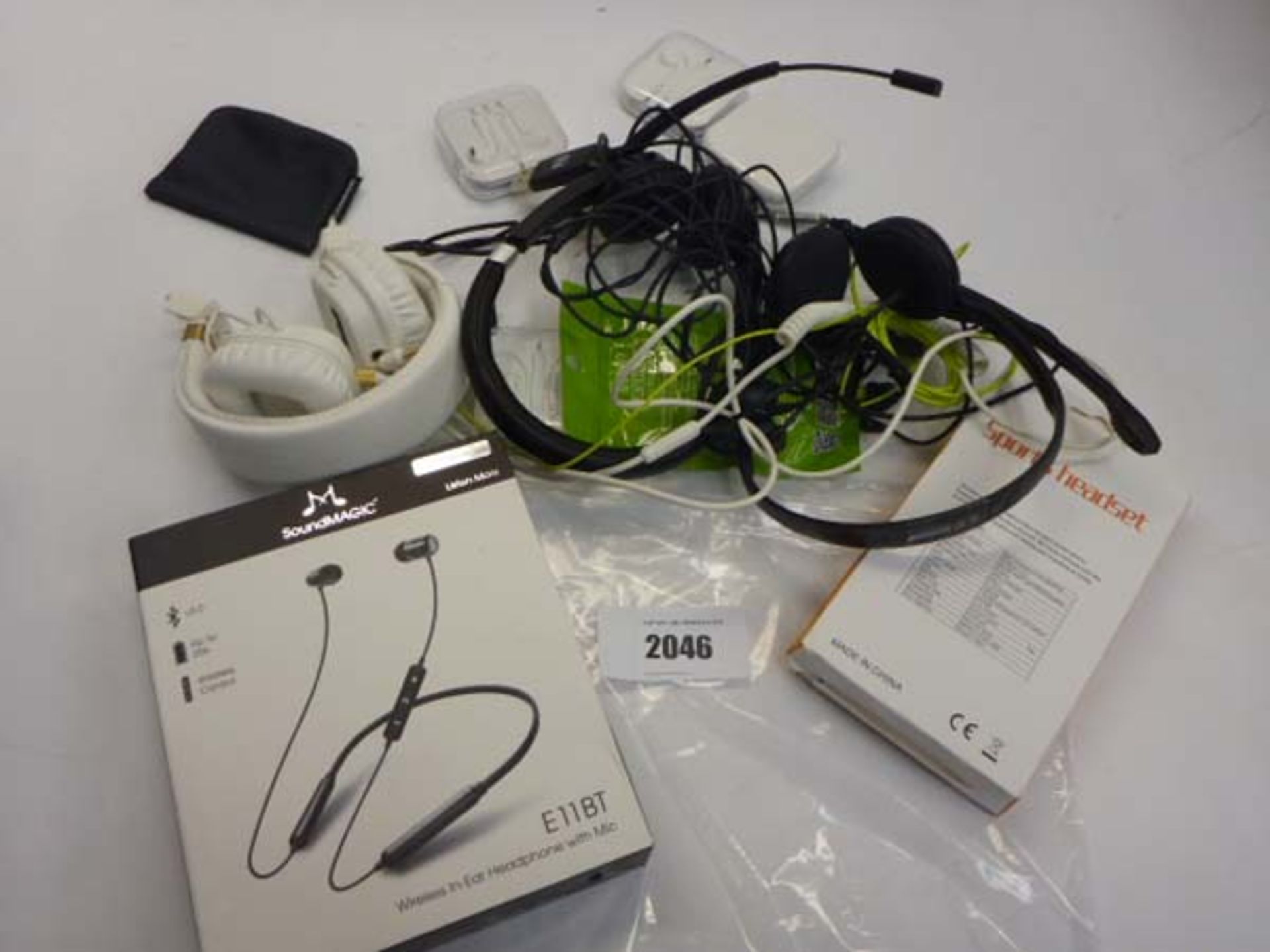 Quantity of various earphones and headphones/headset