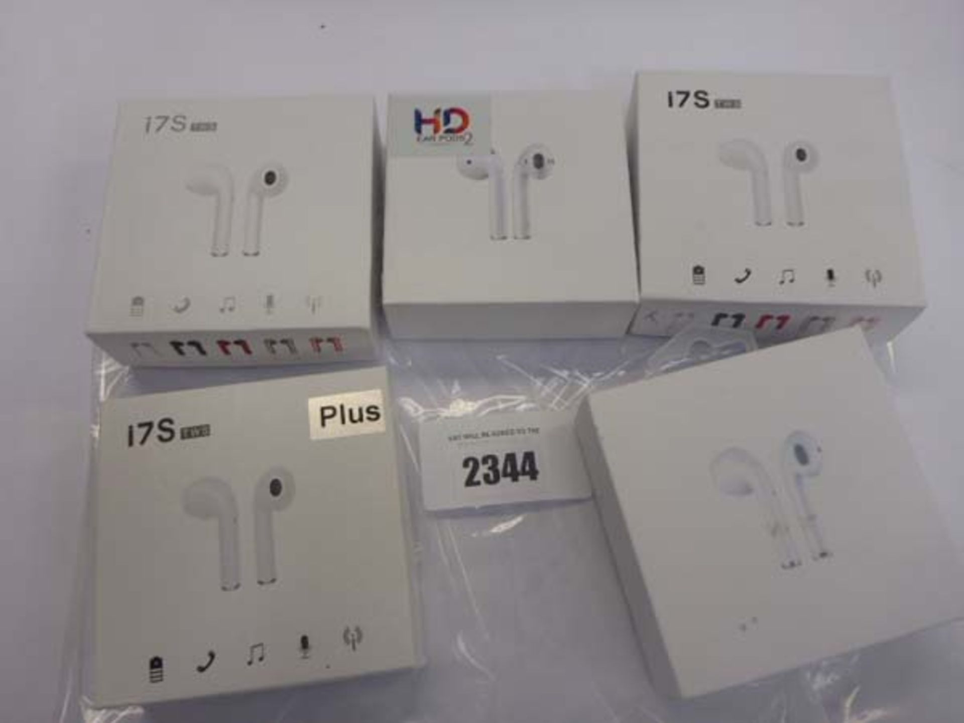 Quantity of wireless earphones