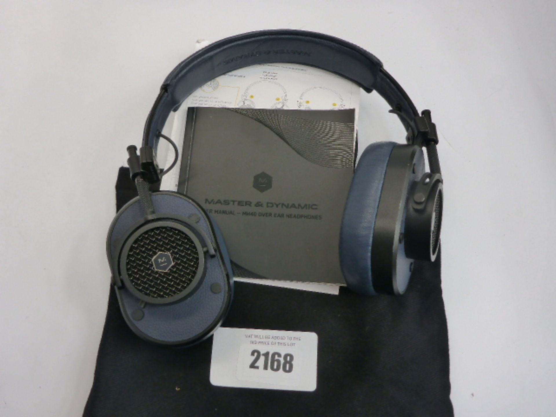 Master & Dynamic MH40 headphones with case