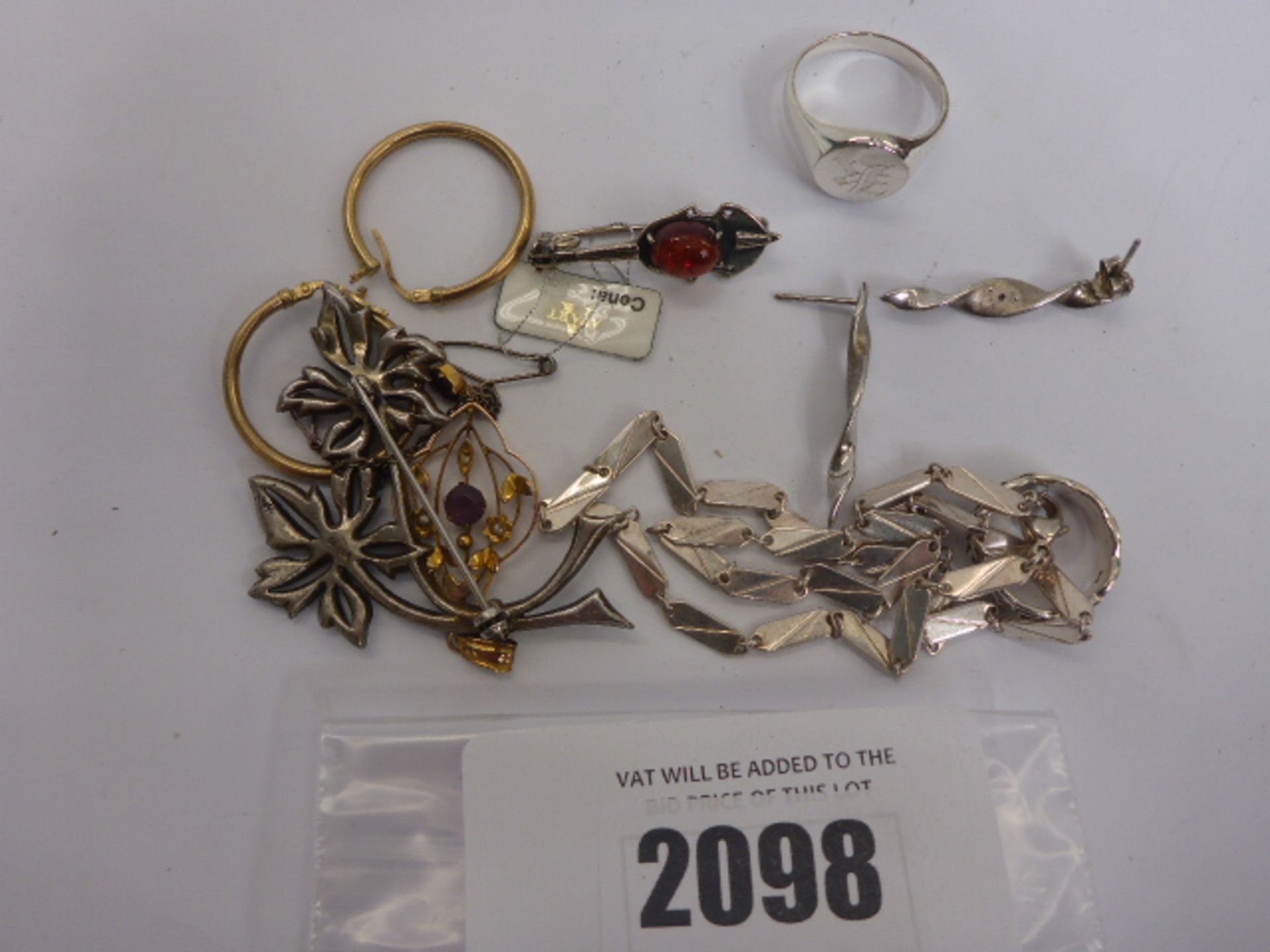 Parcel of marked white and yellow metal jewellery