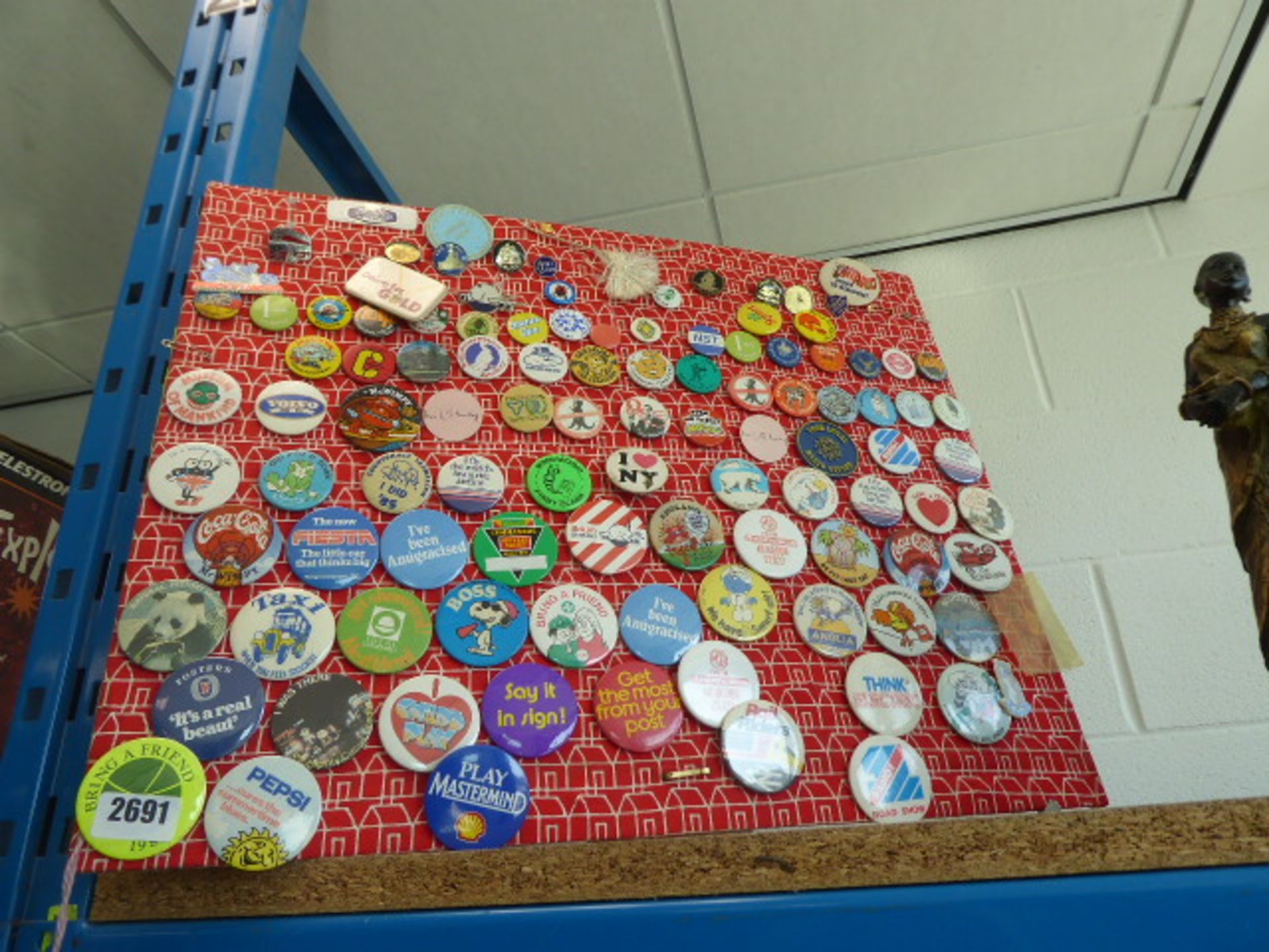 Large cardboard tray containing a qty of vintage pin badges