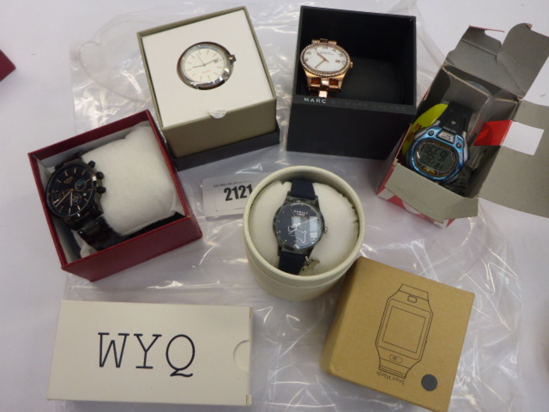 Quantity of various loose wristwatches