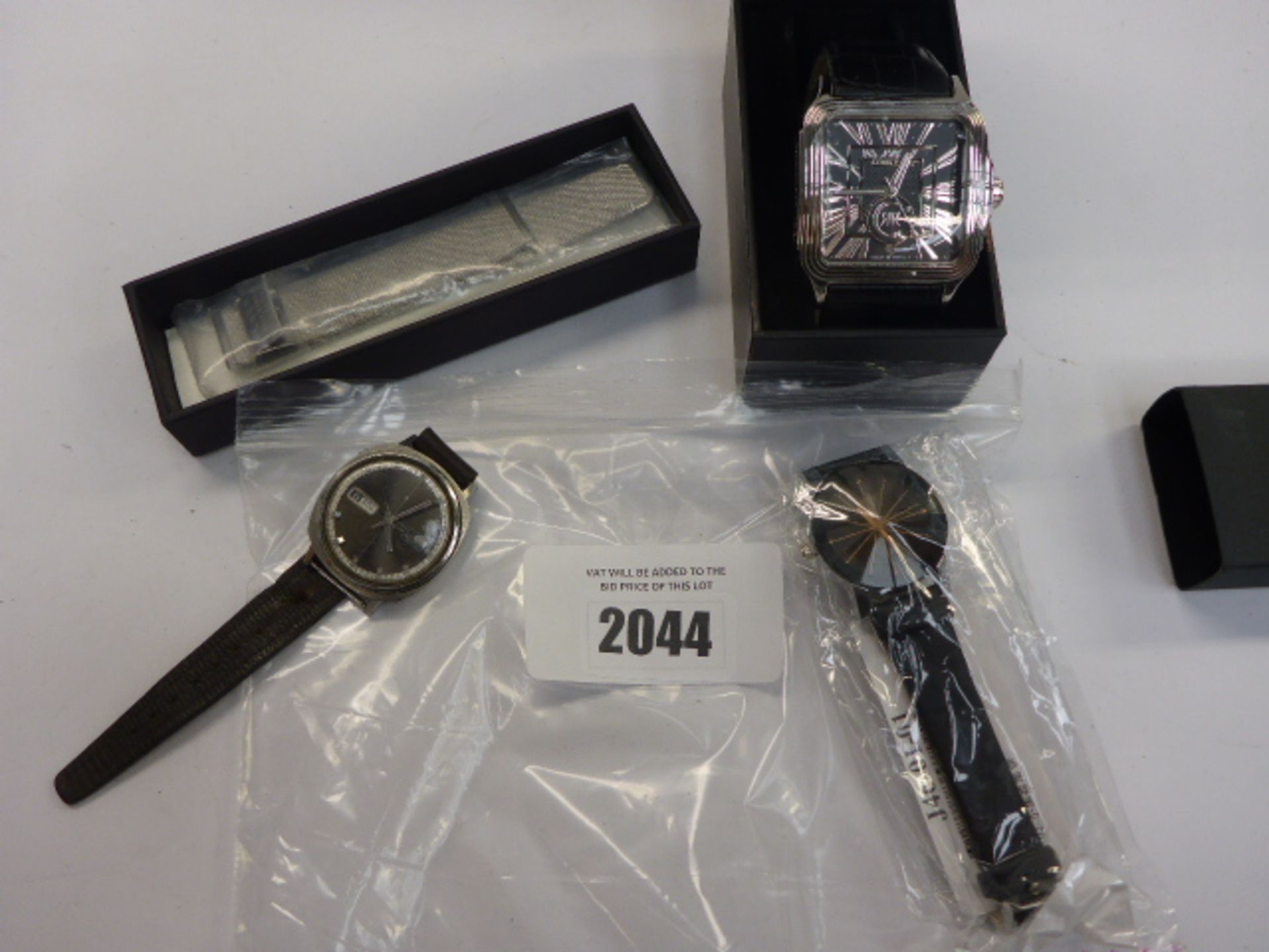 Quantity of wristwatches and spare strap