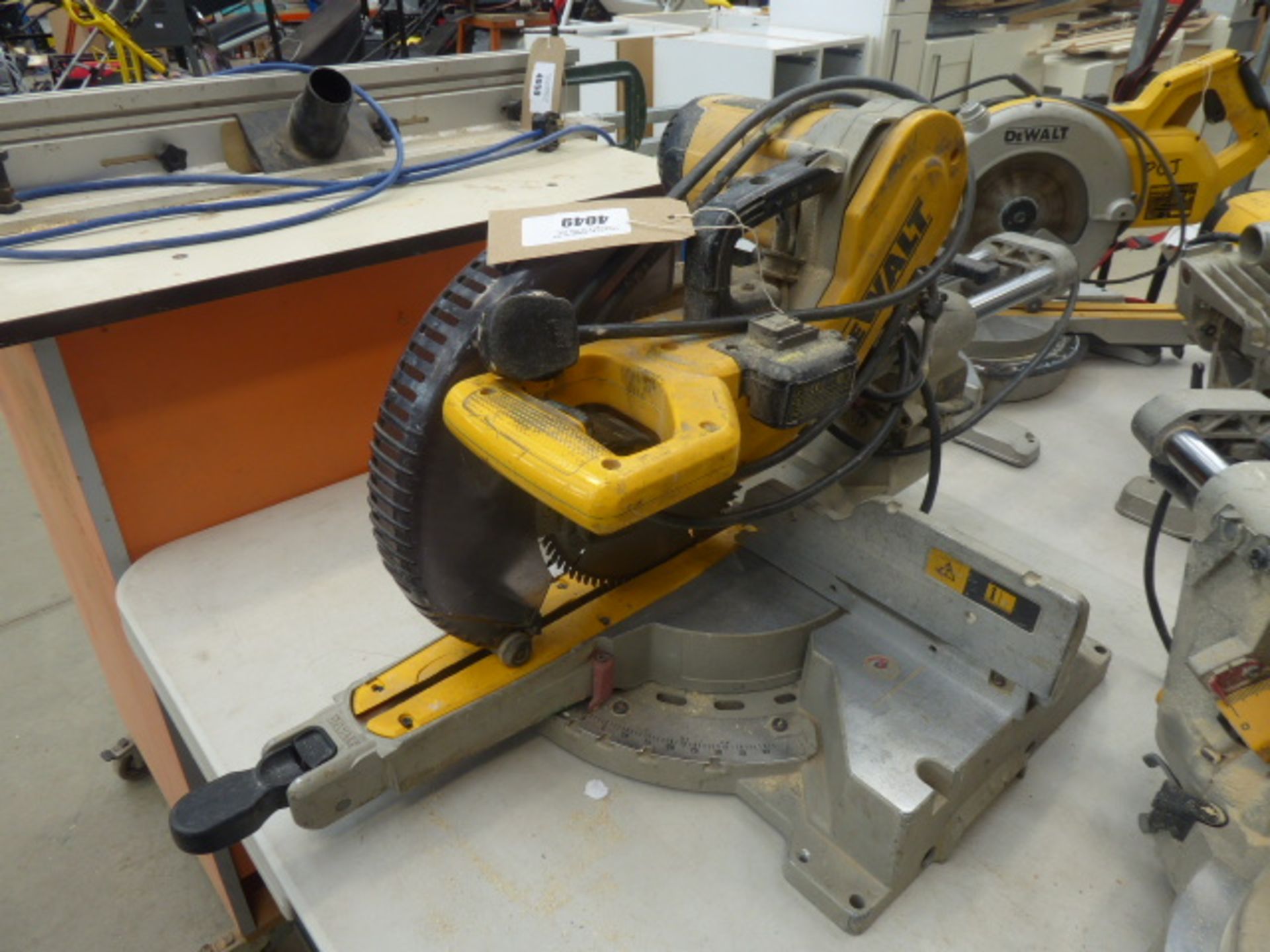 DeWalt DW717XPS compound sliding mitre saw