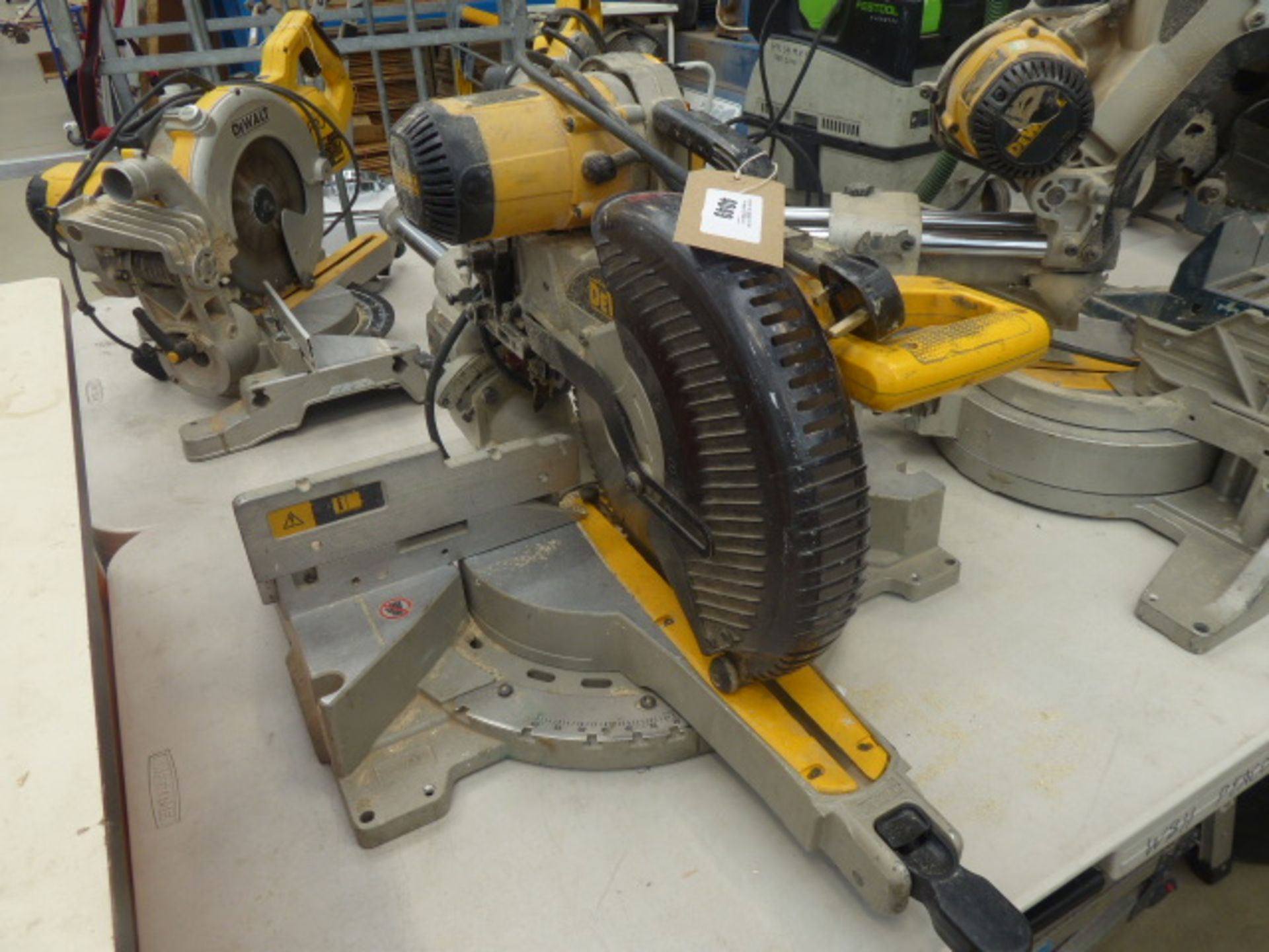 DeWalt DW717XPS compound sliding mitre saw - Image 2 of 2