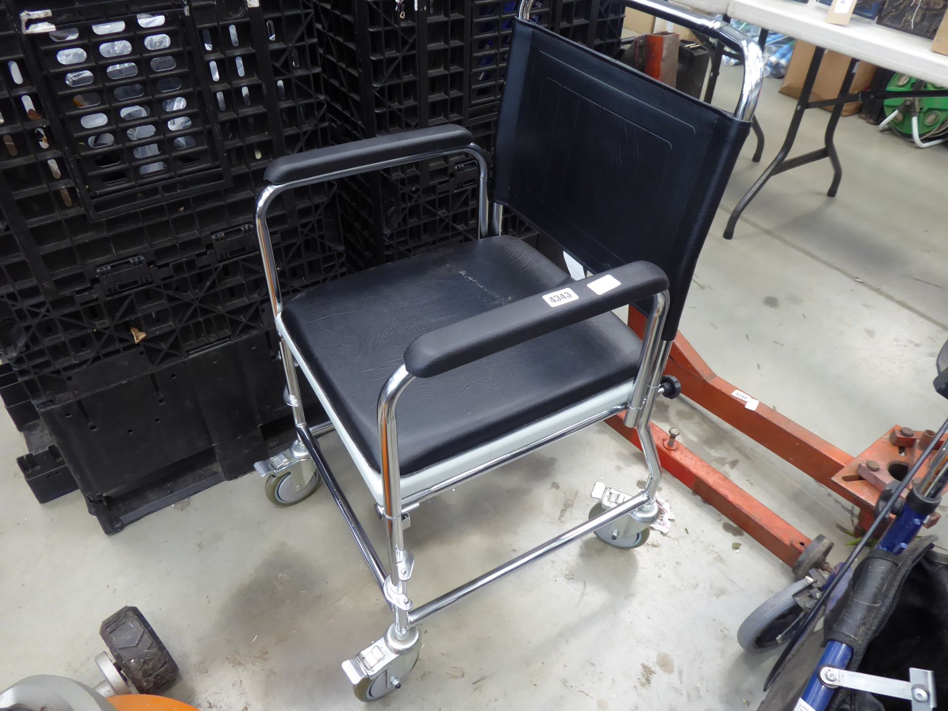 Commode seat on wheels