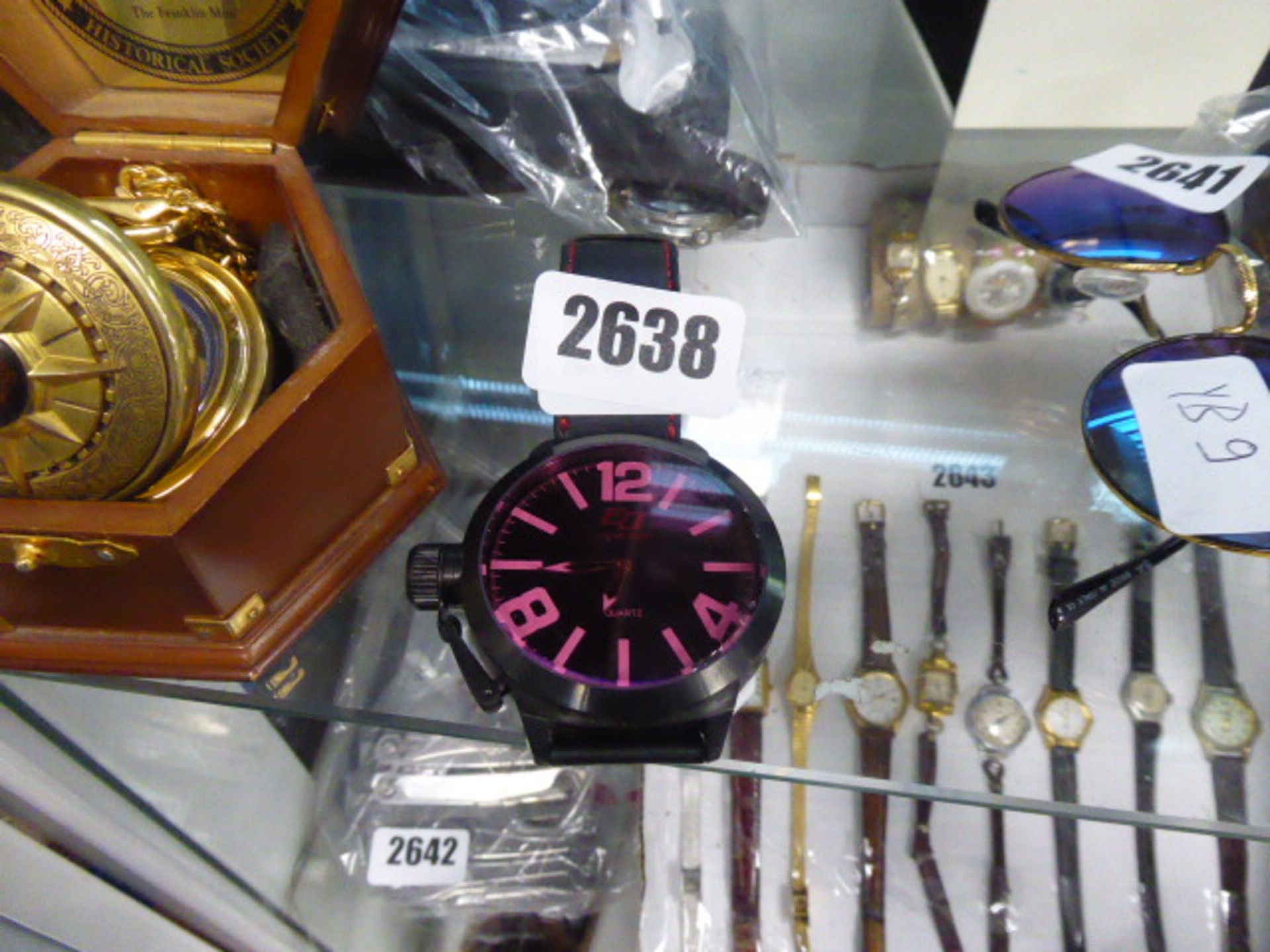 2360 EO Quartz wrist watch with black leather strap