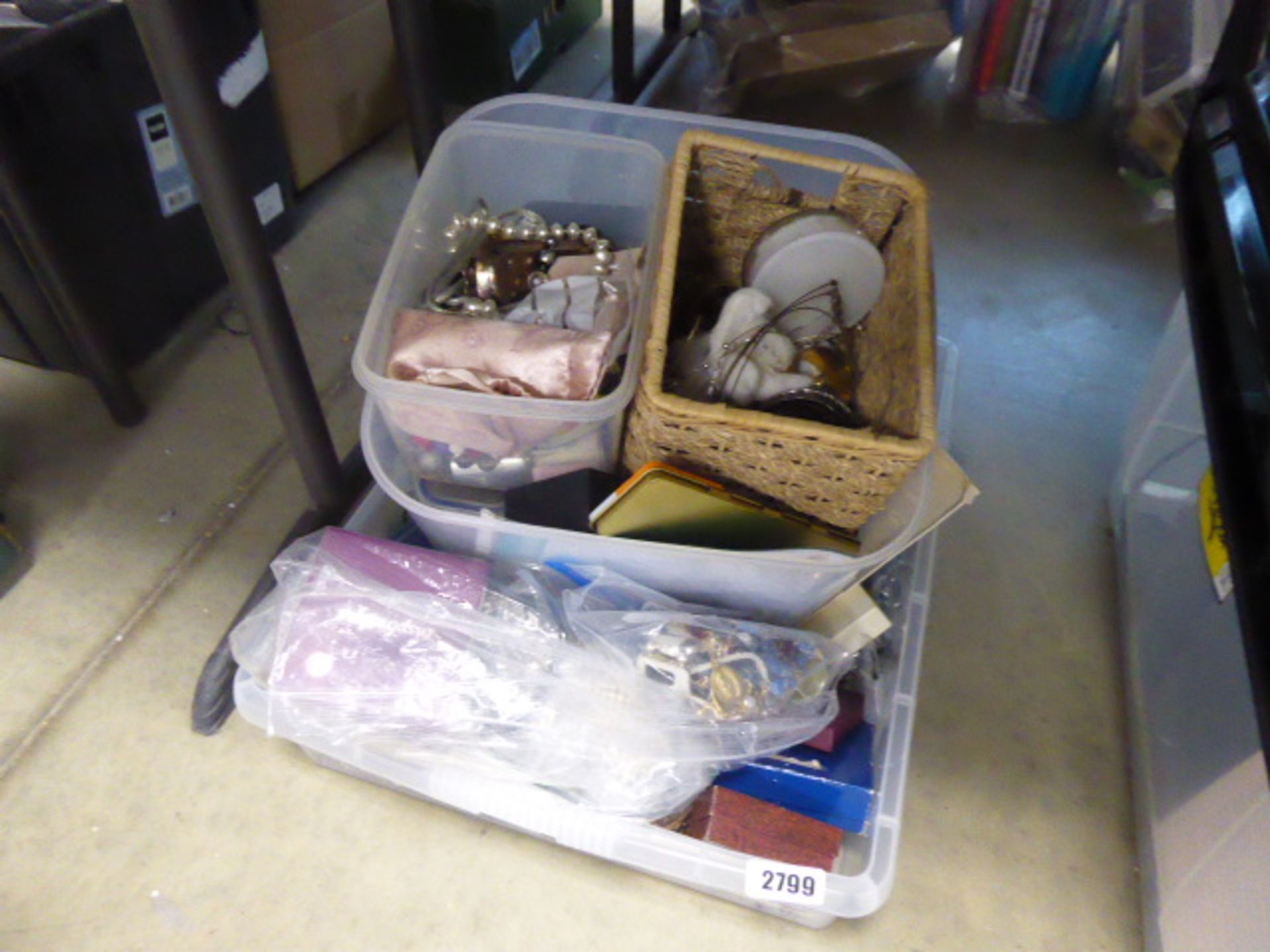 Tray containing large quantity of costume jewellery items