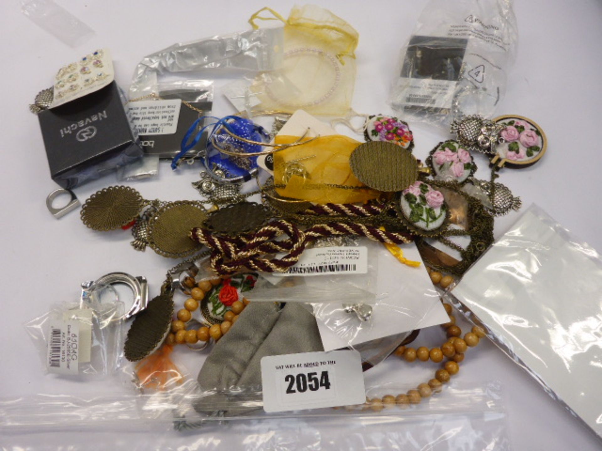 Quantity of various costume and dress jewellery