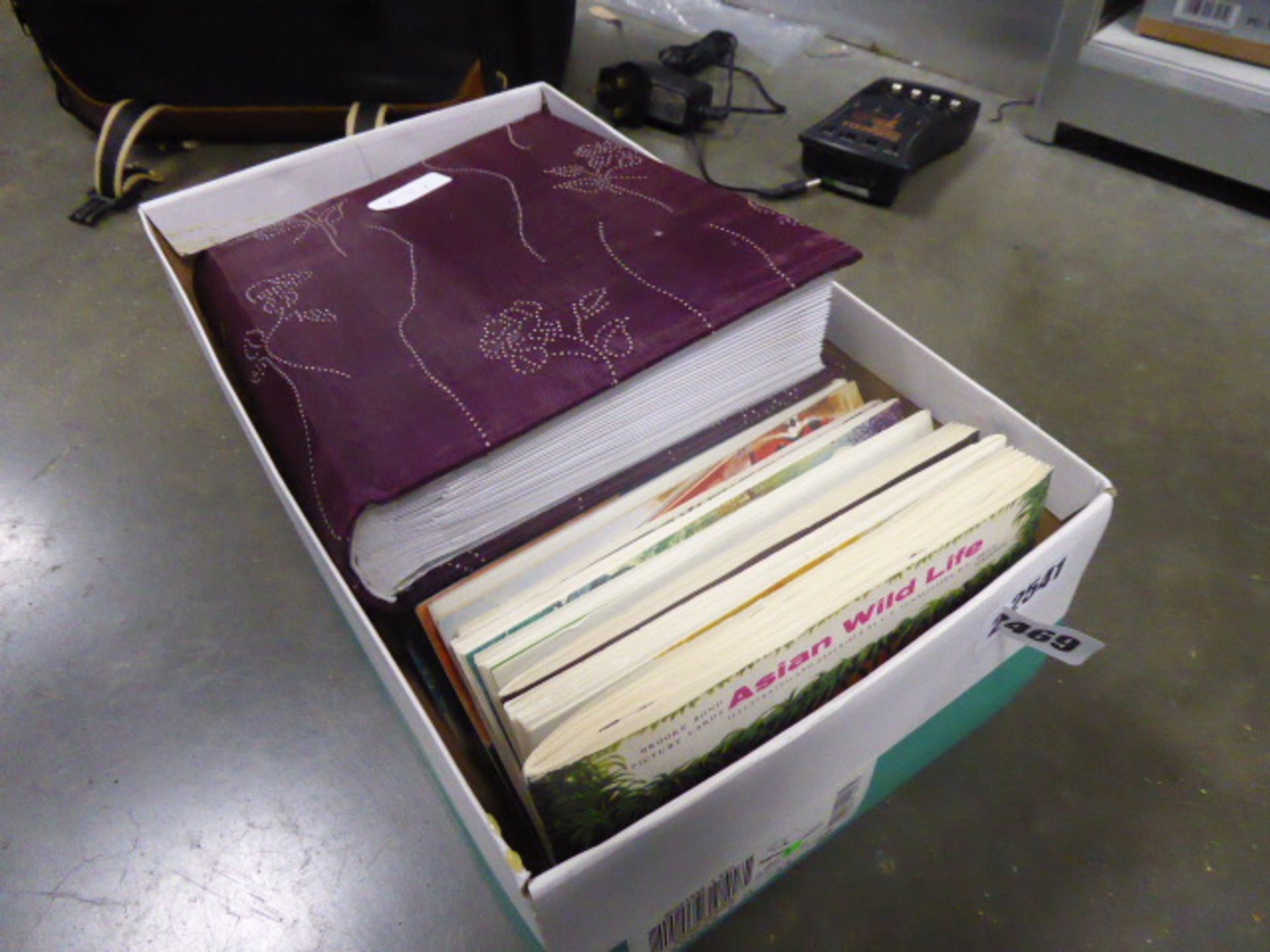 2541 - Tray containing various Brook Bond collector's card sets