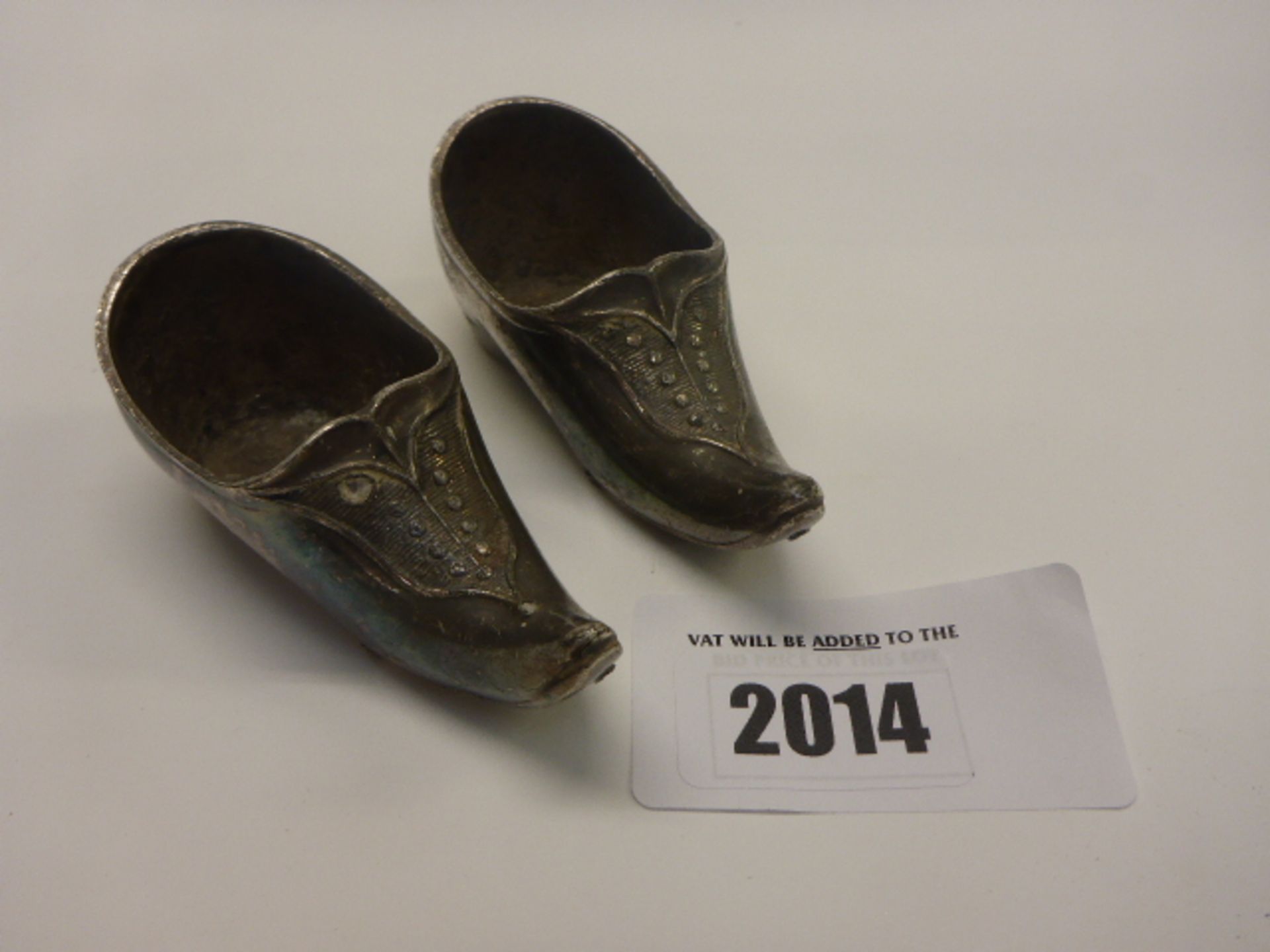 Small white metal ornamental shoes marked W&M 1472 70