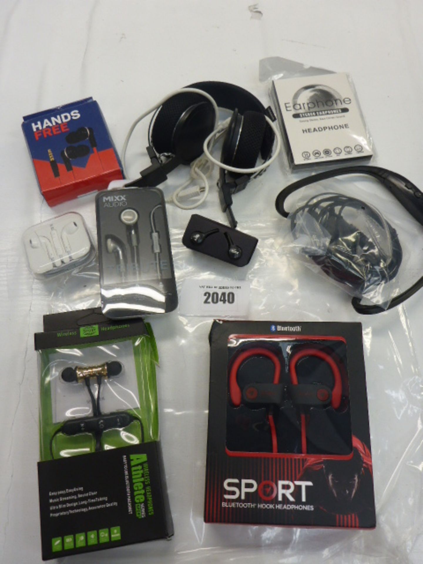 Quantity of various earphones/headphones