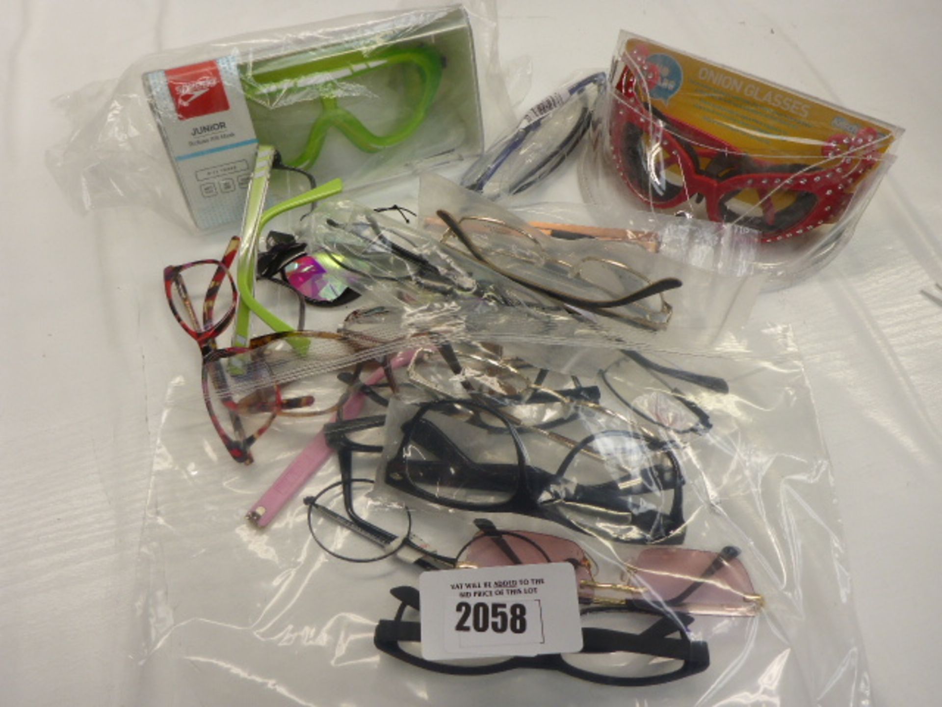 Quantity of various reading glasses
