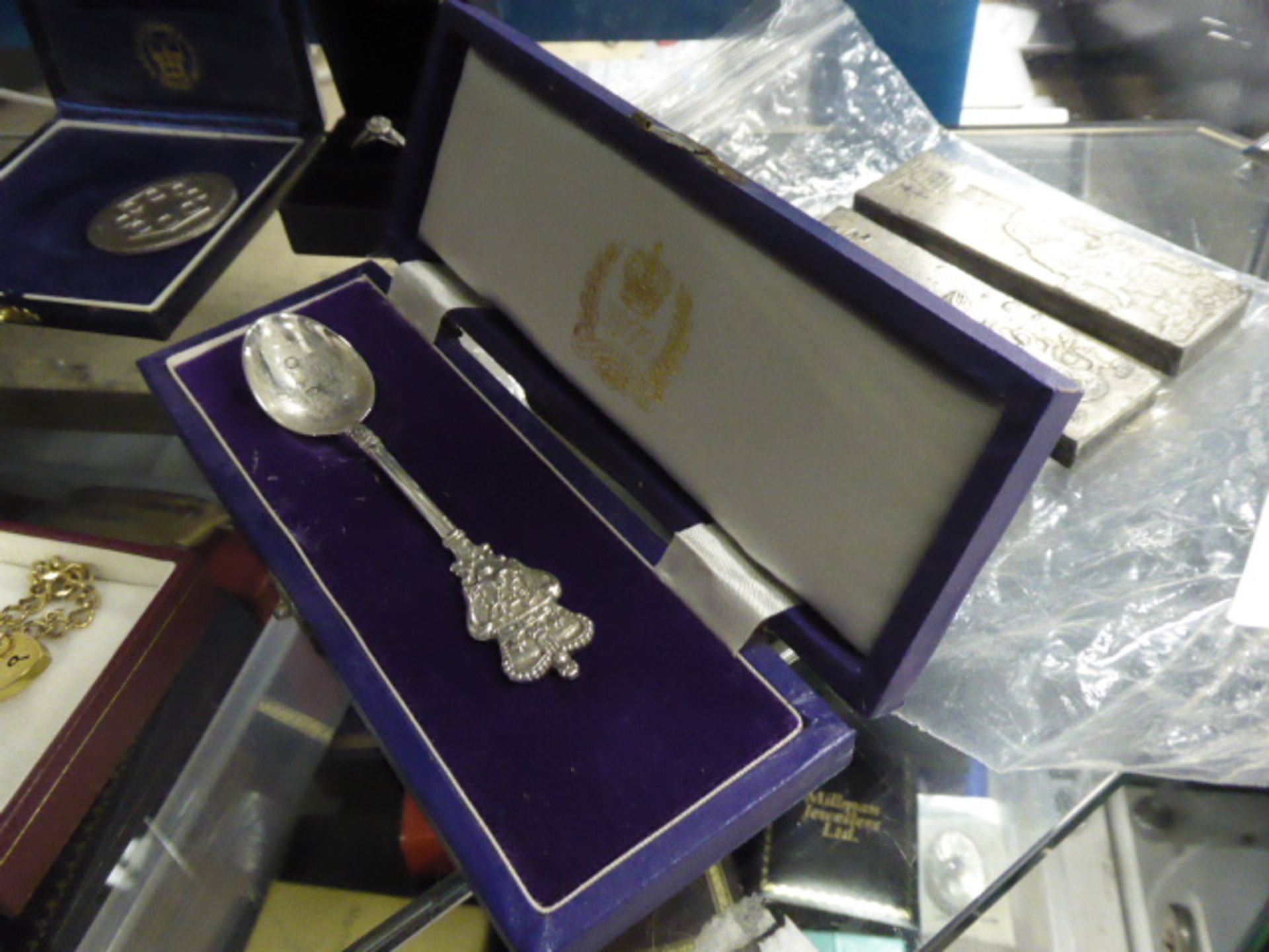 434 (6/12) A silver spoon commemorating the Queens silver jubilee, maker BS, Sheffield 1977, cased