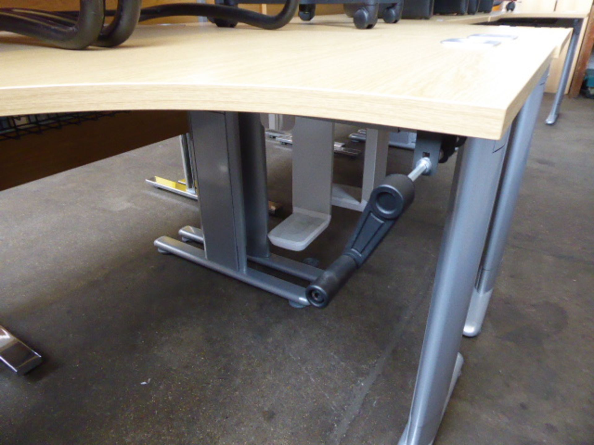 160cm wide light oak effect hand operated winding action height adjustable desk on cantilever legs - Image 2 of 2