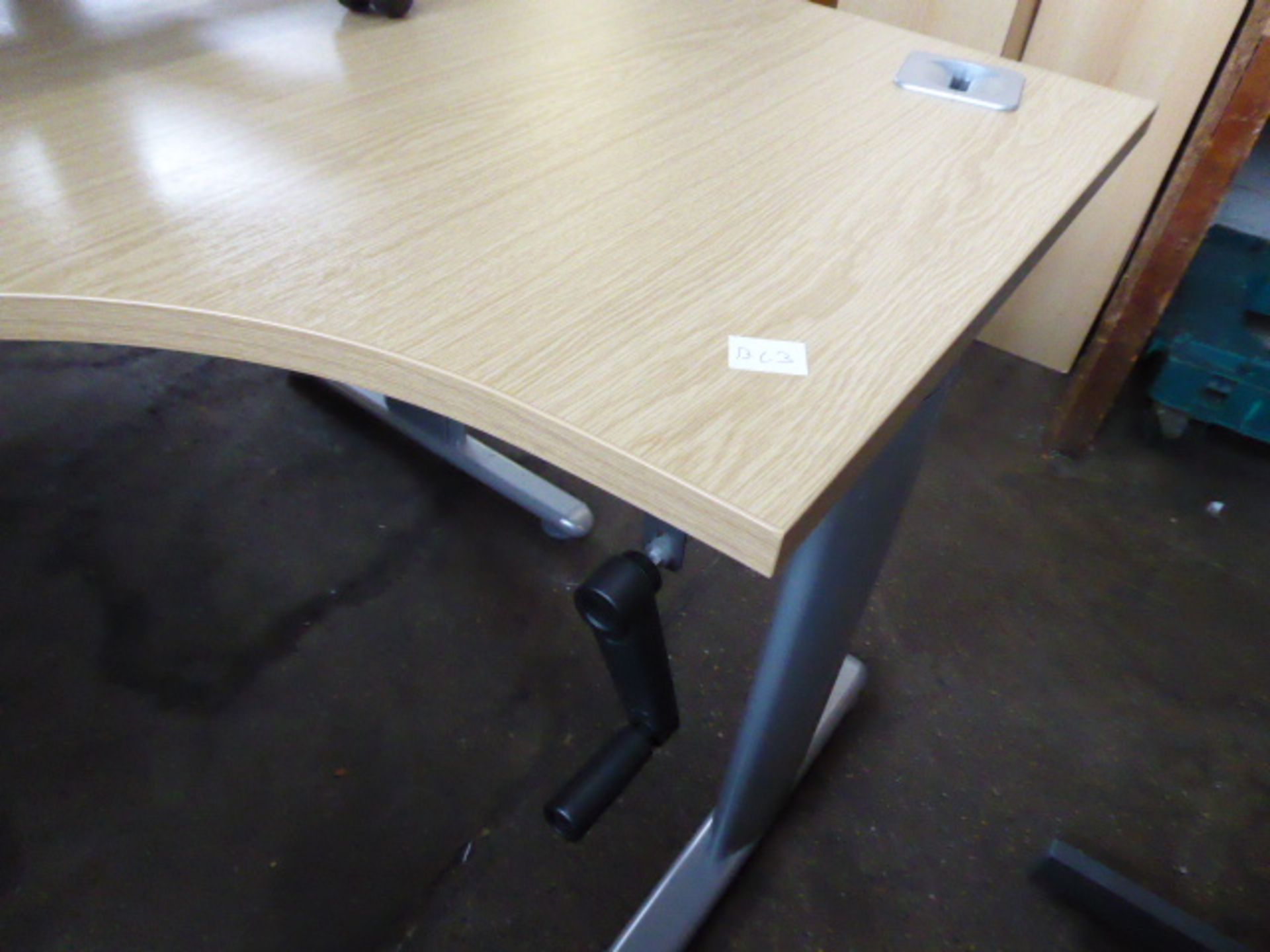 160cm wide light oak effect hand operated winding action height adjustable desk on cantilever legs - Image 2 of 3