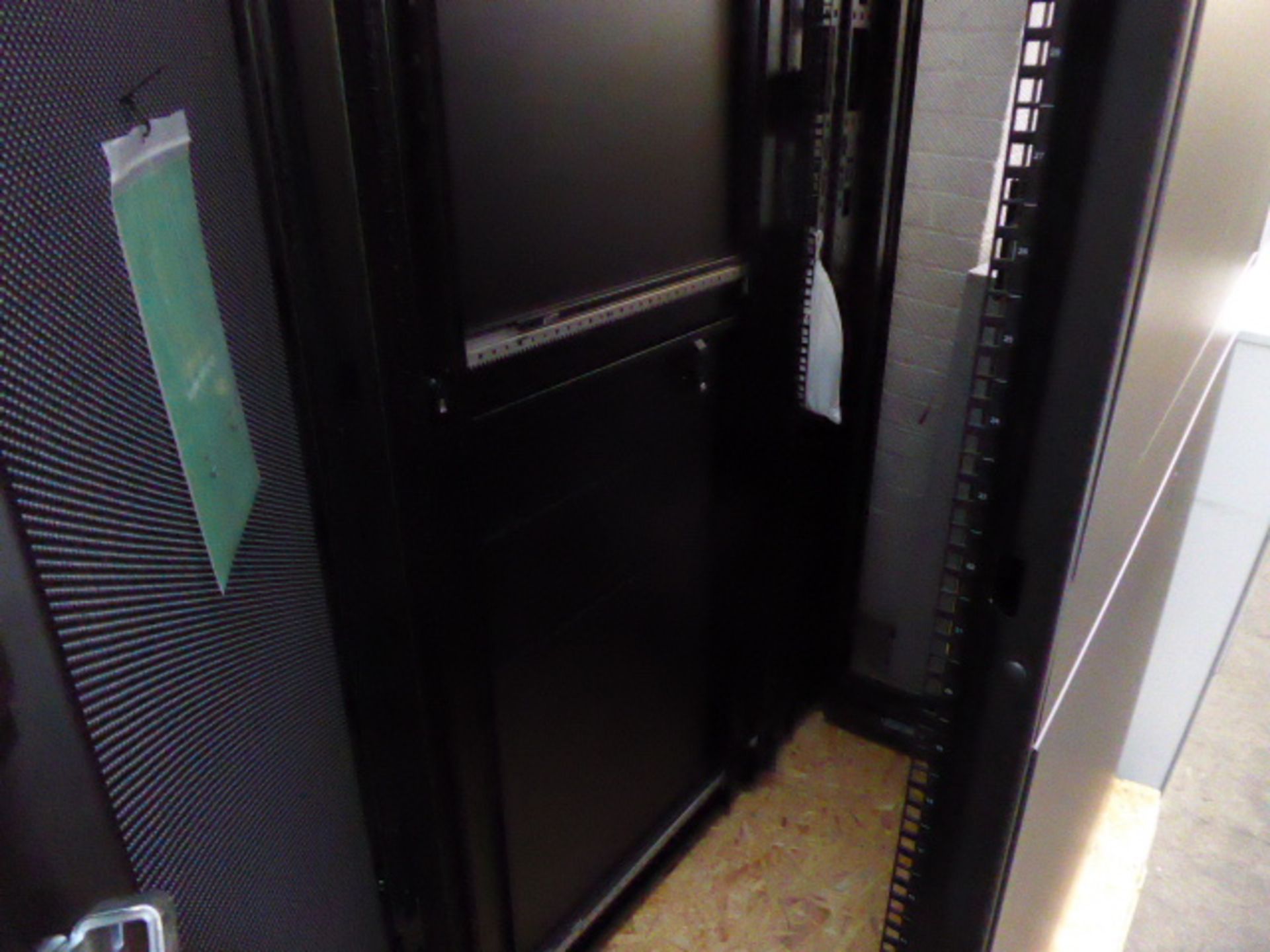 APC 19 inch server rack cabinet - Image 2 of 2