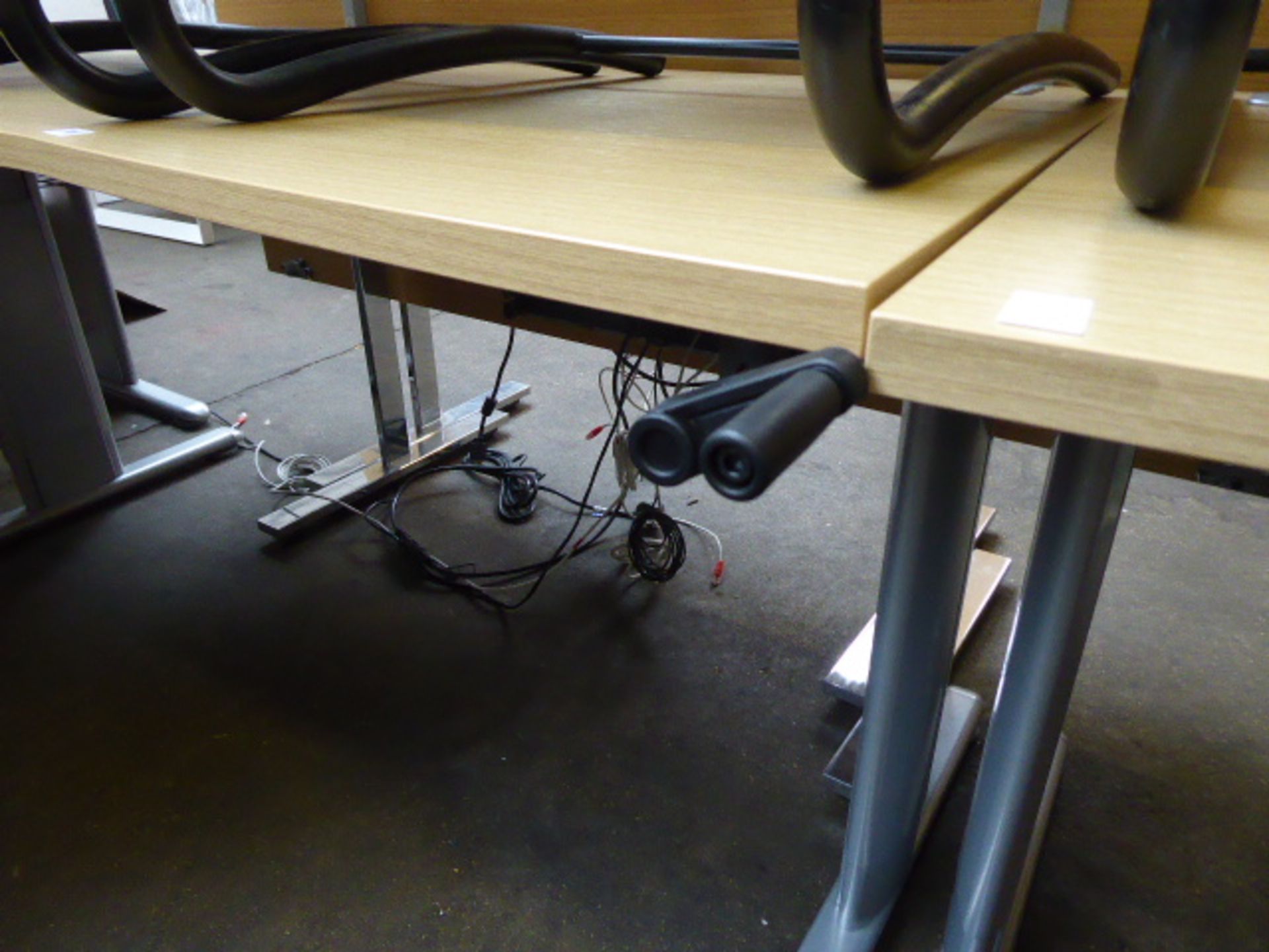 160cm wide light oak effect hand operated winding action height adjustable desk on cantilever legs - Image 2 of 2