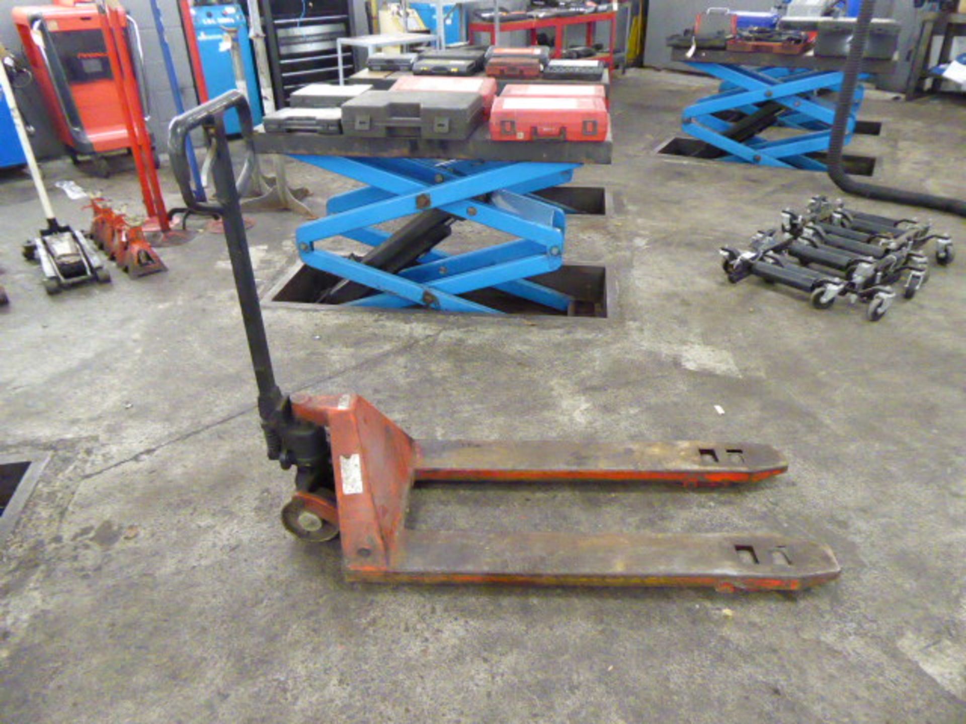 Red pallet truck - Image 2 of 2