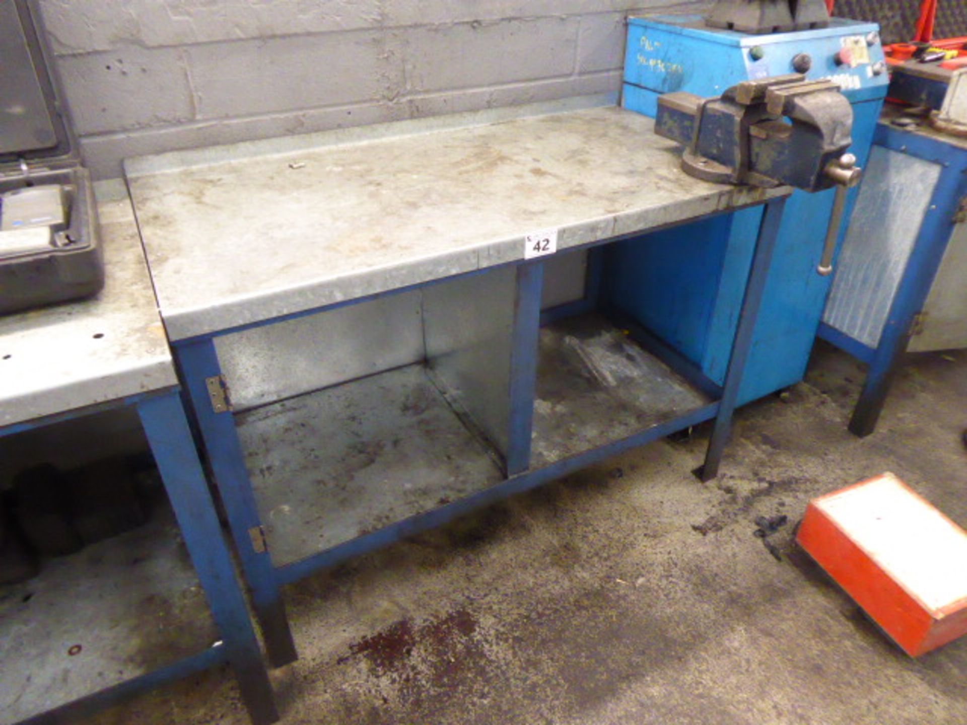 120cm engineer's table with bench mount vice - Image 2 of 2