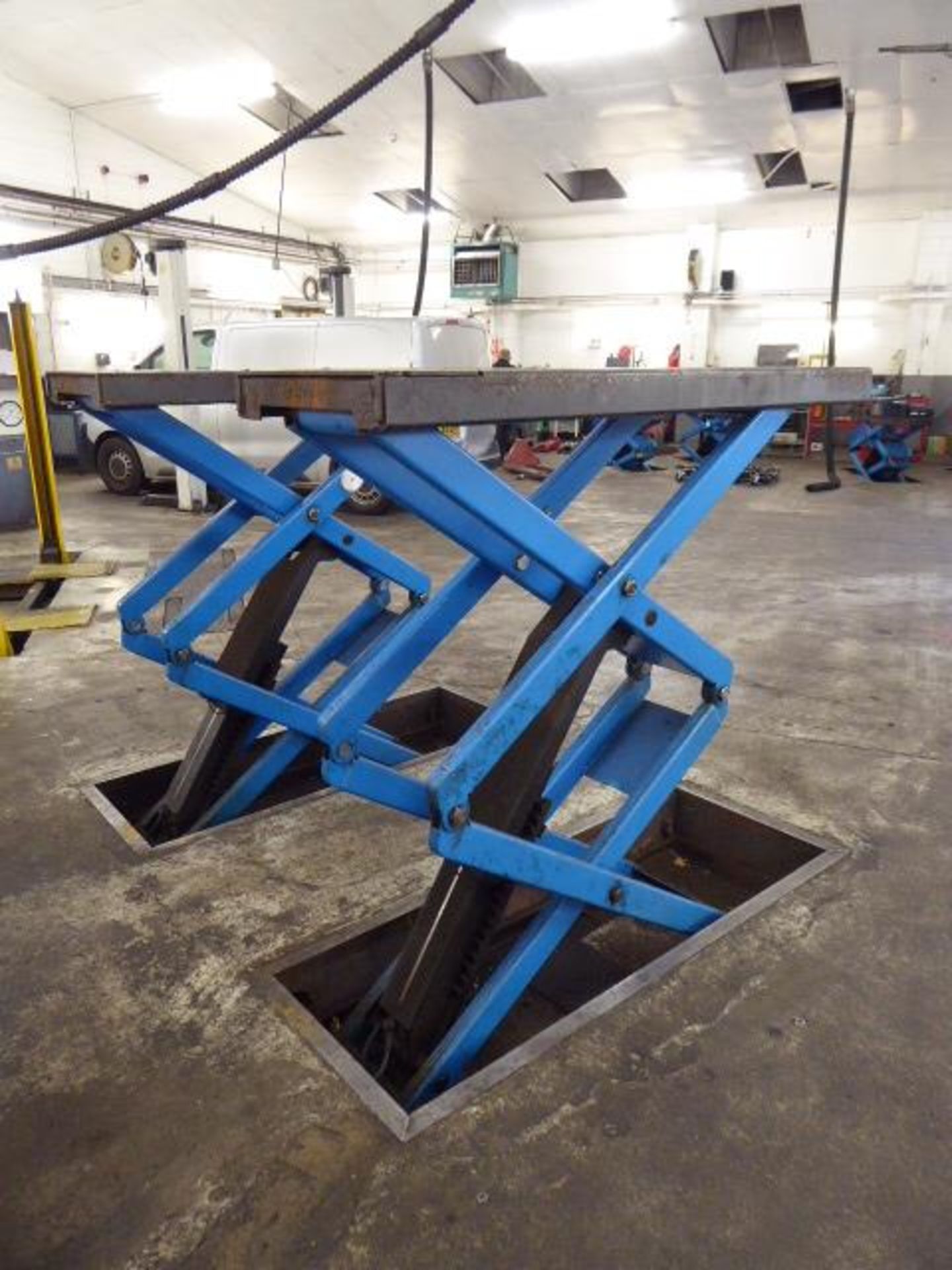 Hofmann Type 1 3 phase 3 tonne scissor action car lift Note: power and hydraulics from control - Image 6 of 6