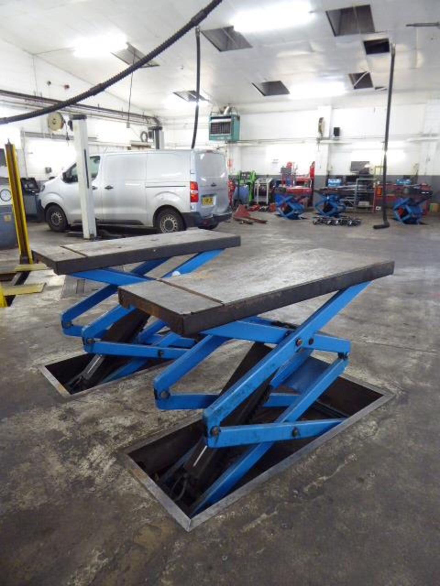 Hofmann Type 1 3 phase 3 tonne scissor action car lift Note: power and hydraulics from control - Image 5 of 6
