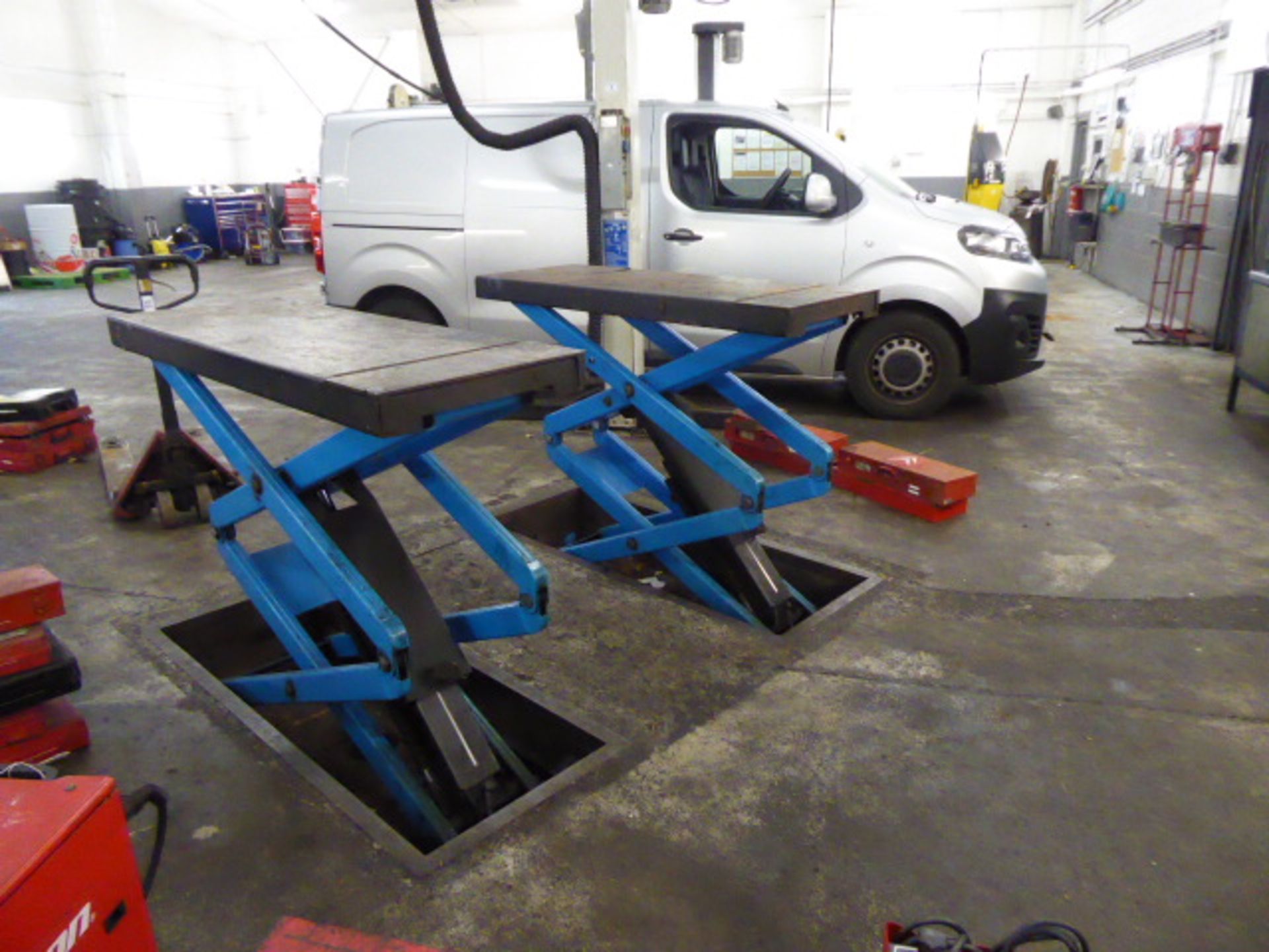 Hofmann Type 1 3 phase 3 tonne scissor action car lift Note: power and hydraulics from control - Image 6 of 7