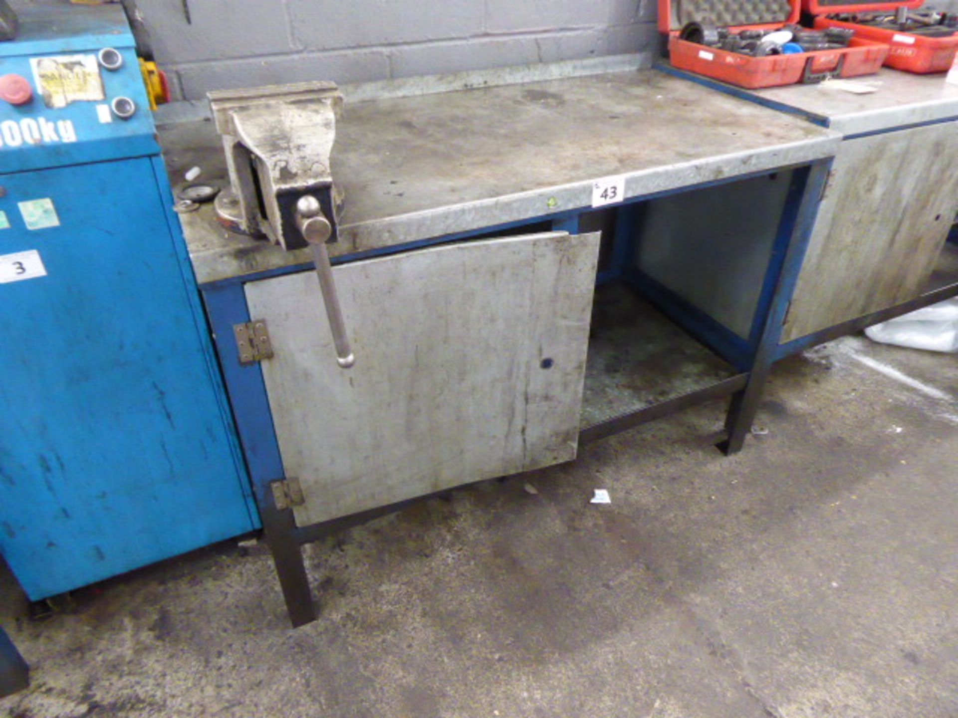 120cm engineer's table with bench mount vice - Image 2 of 2