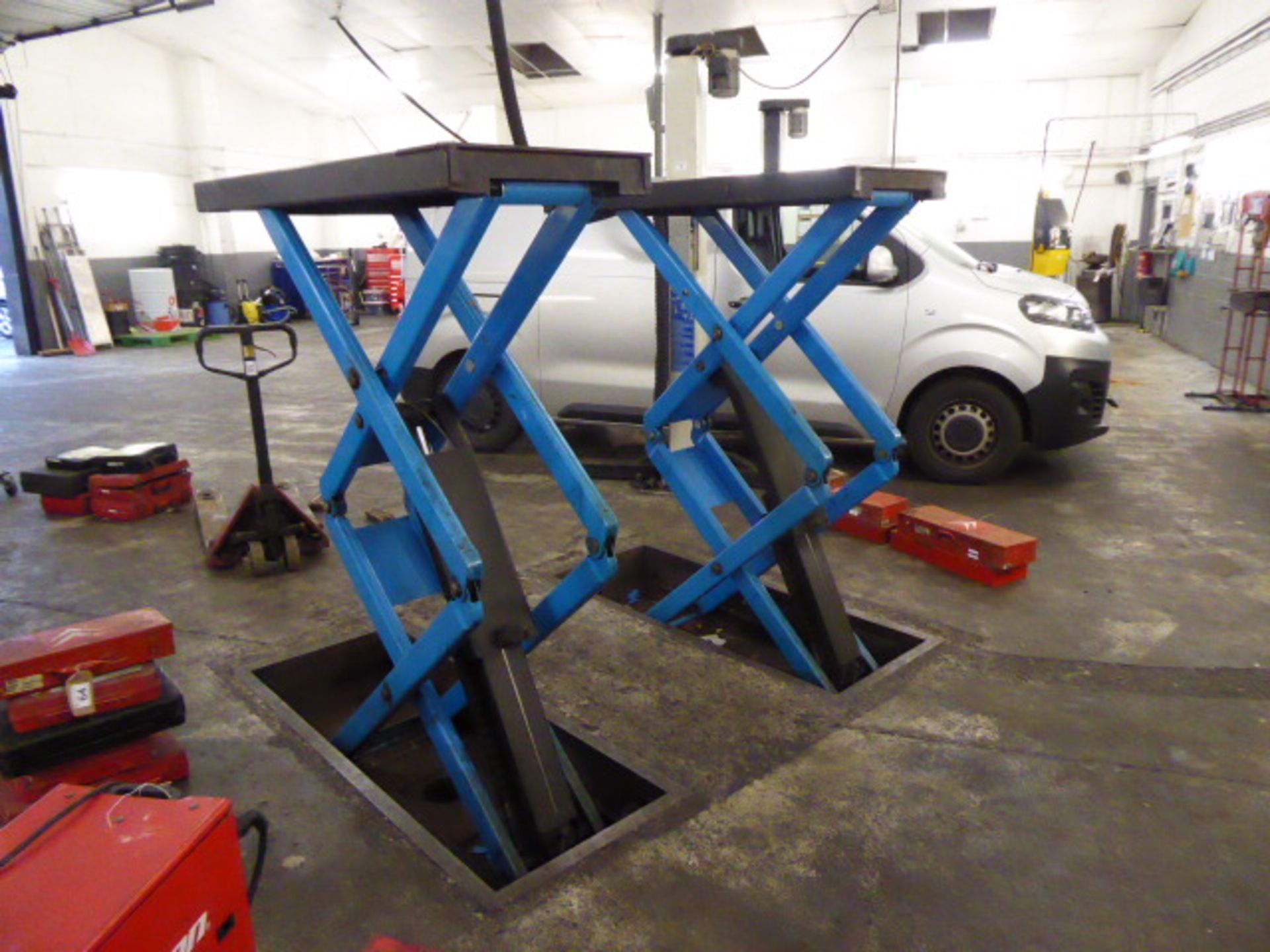 Hofmann Type 1 3 phase 3 tonne scissor action car lift Note: power and hydraulics from control