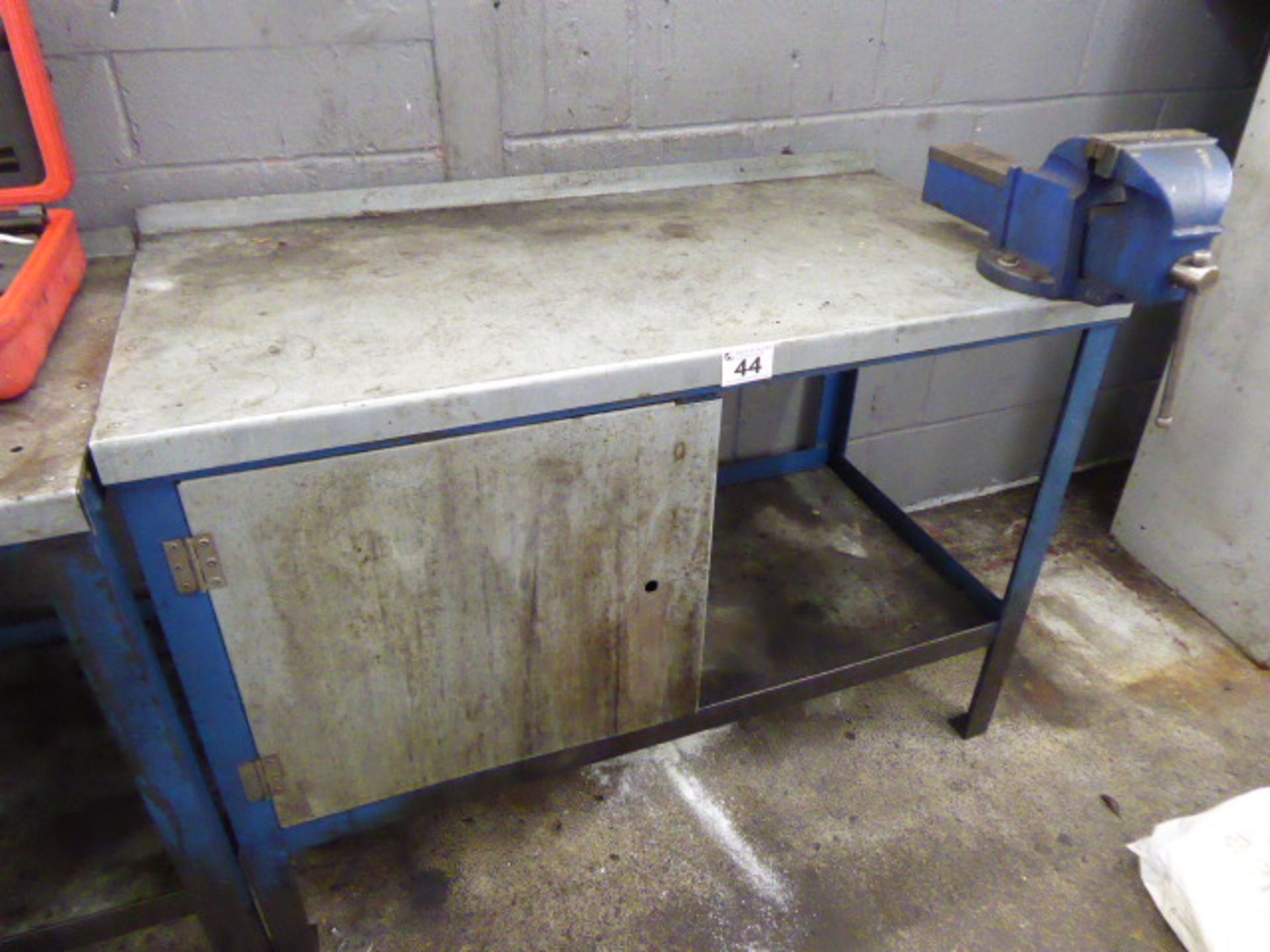 120cm engineer's table with bench mount vice - Image 2 of 2