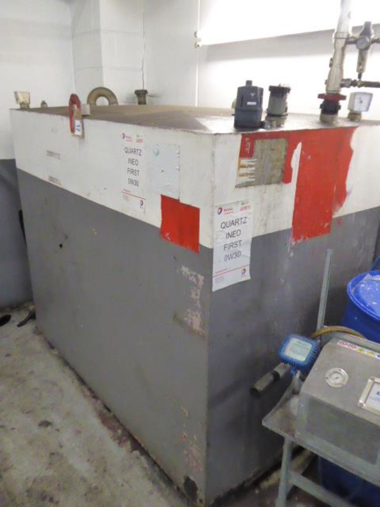 Large oil tank with approx 1000ltrs of Total Quartz Ineo First OW30 oil - Image 2 of 4