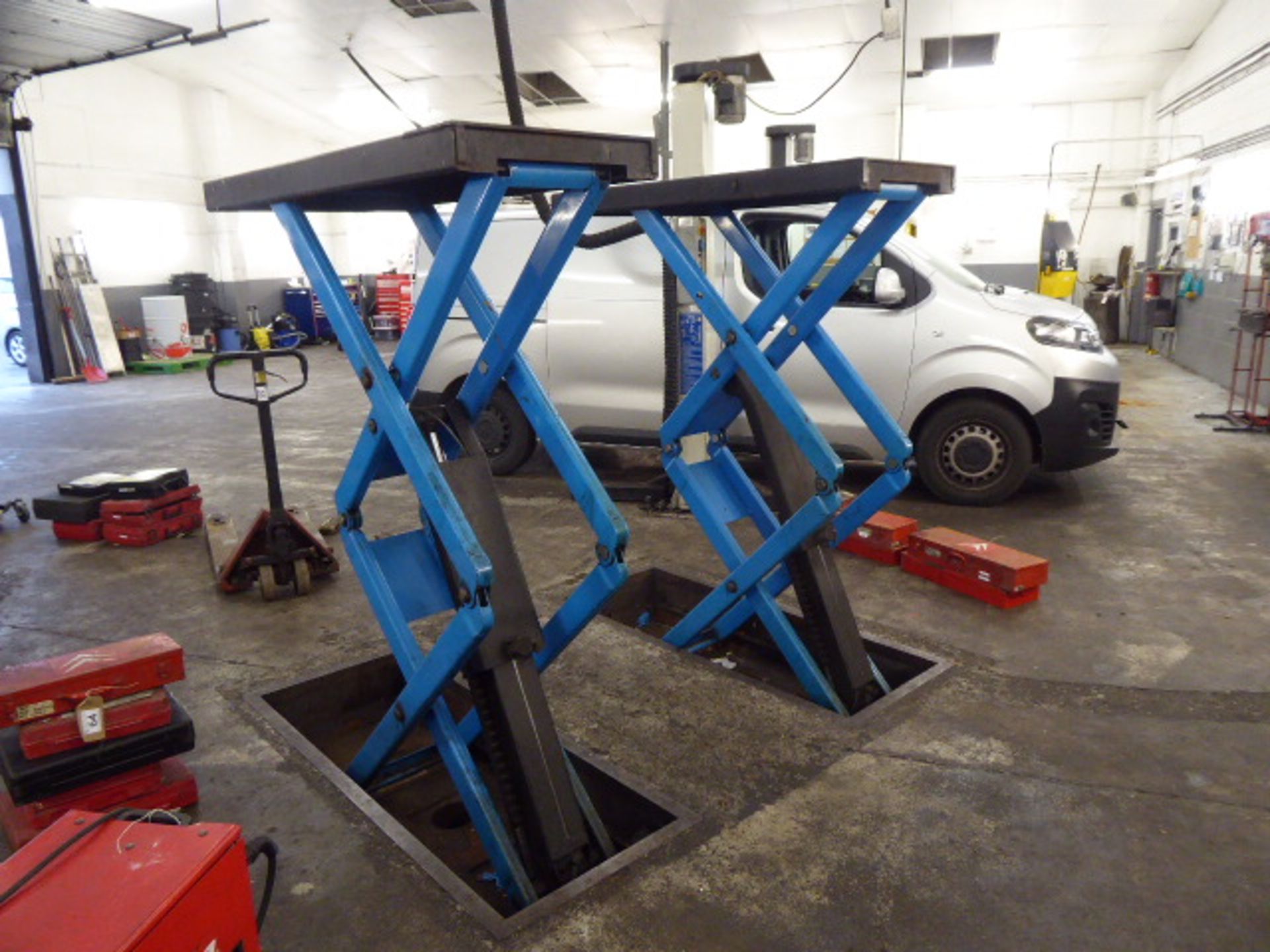 Hofmann Type 1 3 phase 3 tonne scissor action car lift Note: power and hydraulics from control - Image 7 of 7