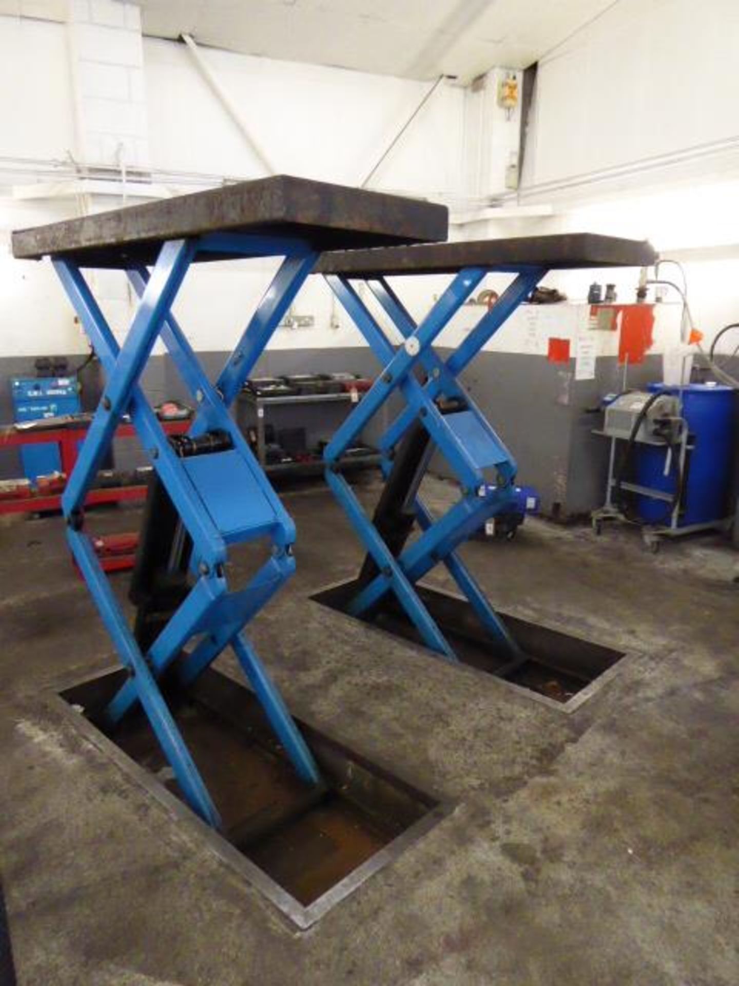 Hofmann Type 1, 3 tonne, scissor action car lift. Note: power and hydraulics from control unit to