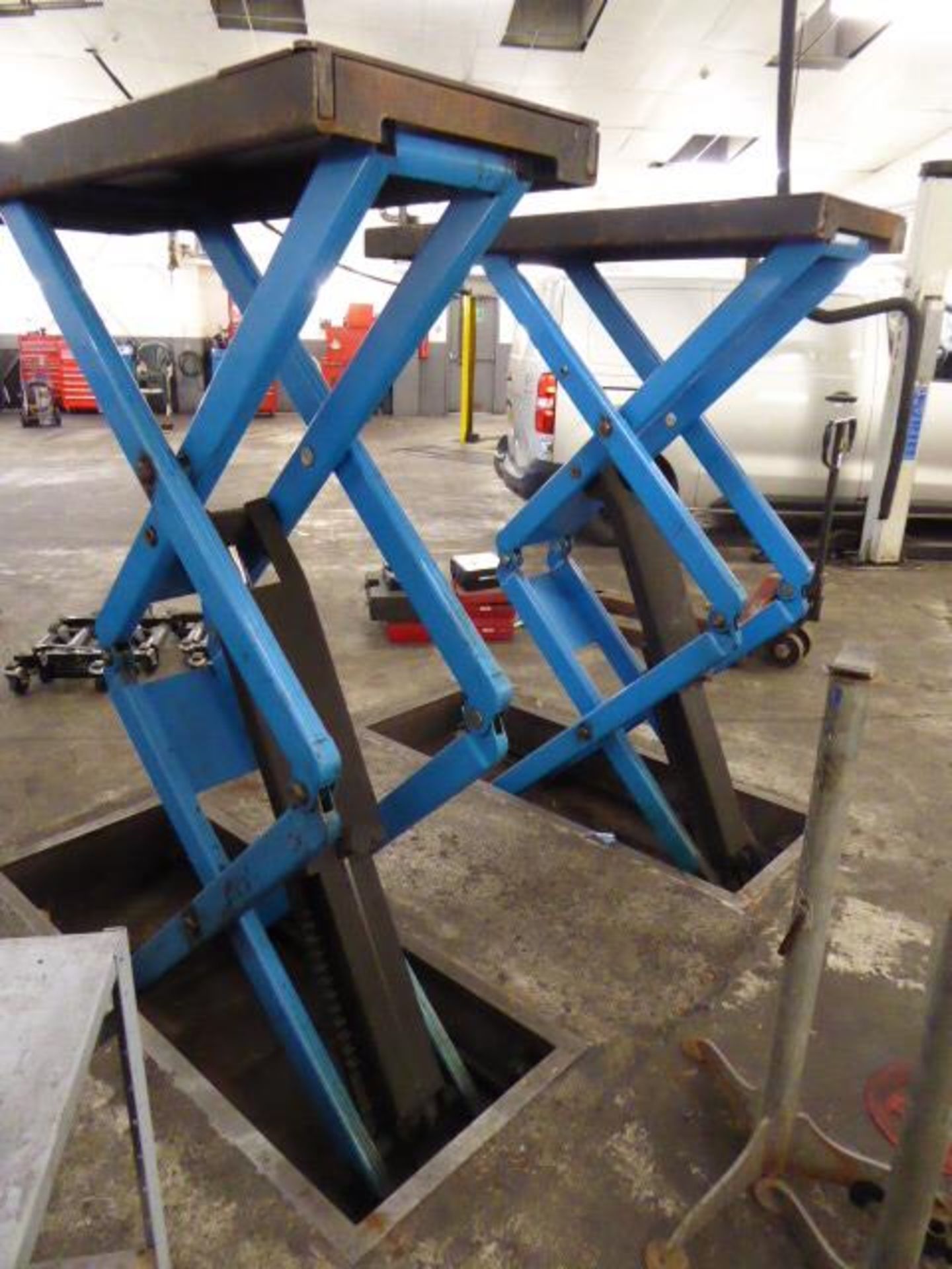 Hofmann Type 1 3 phase 3 tonne scissor action car lift Note: power and hydraulics from control