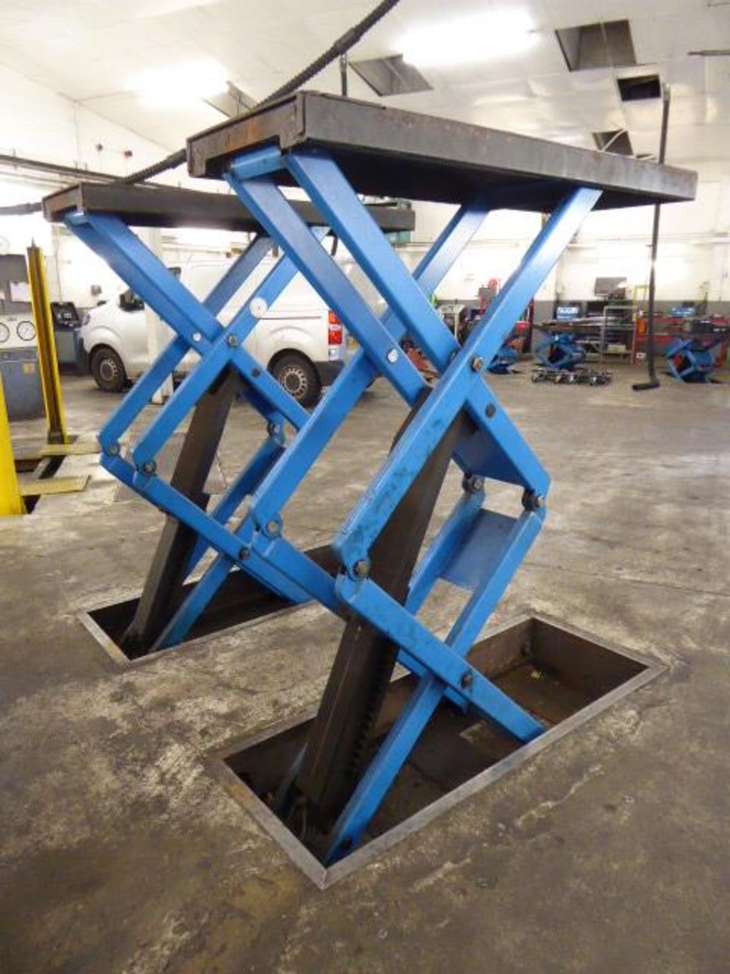 Hofmann Type 1 3 phase 3 tonne scissor action car lift Note: power and hydraulics from control