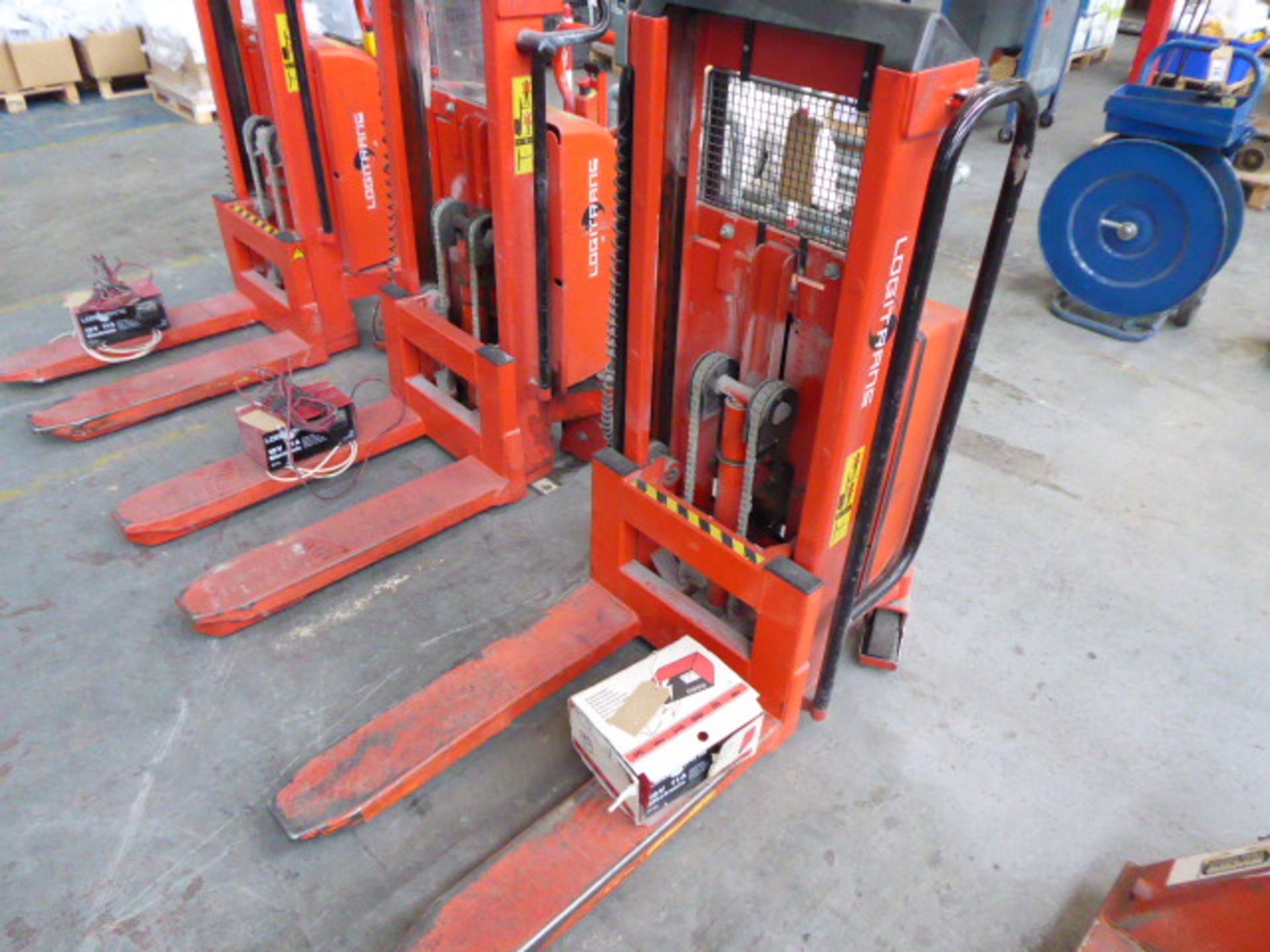 Logitrans Type: LL1000E electric 1000kg pallet lifter with charger Serial Number: 211775 Year: 2002 - Image 2 of 4