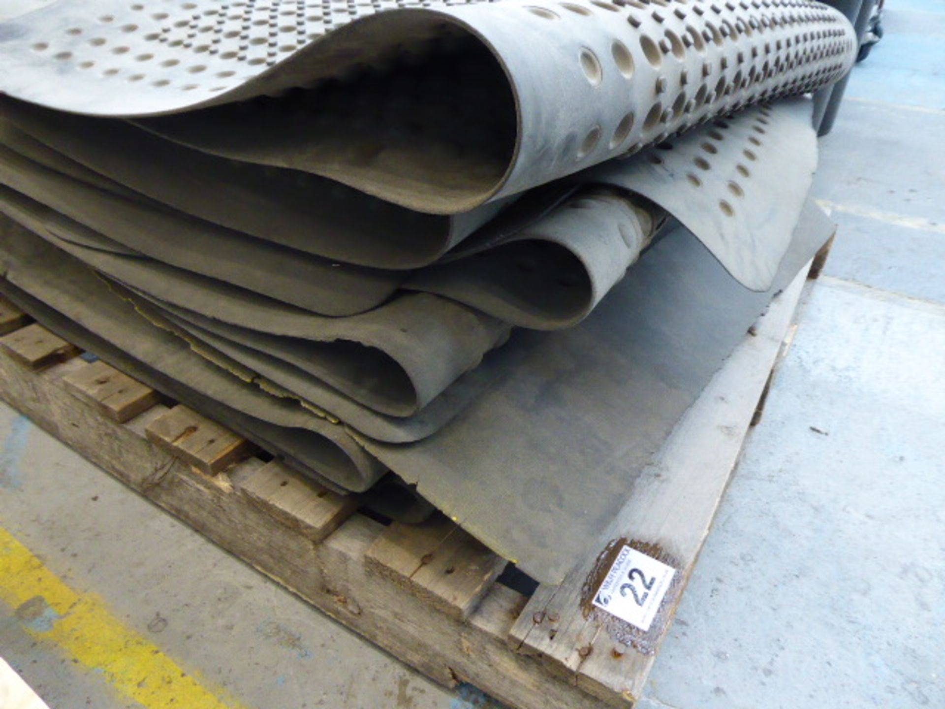 Pallet of rubber matting - Image 2 of 2