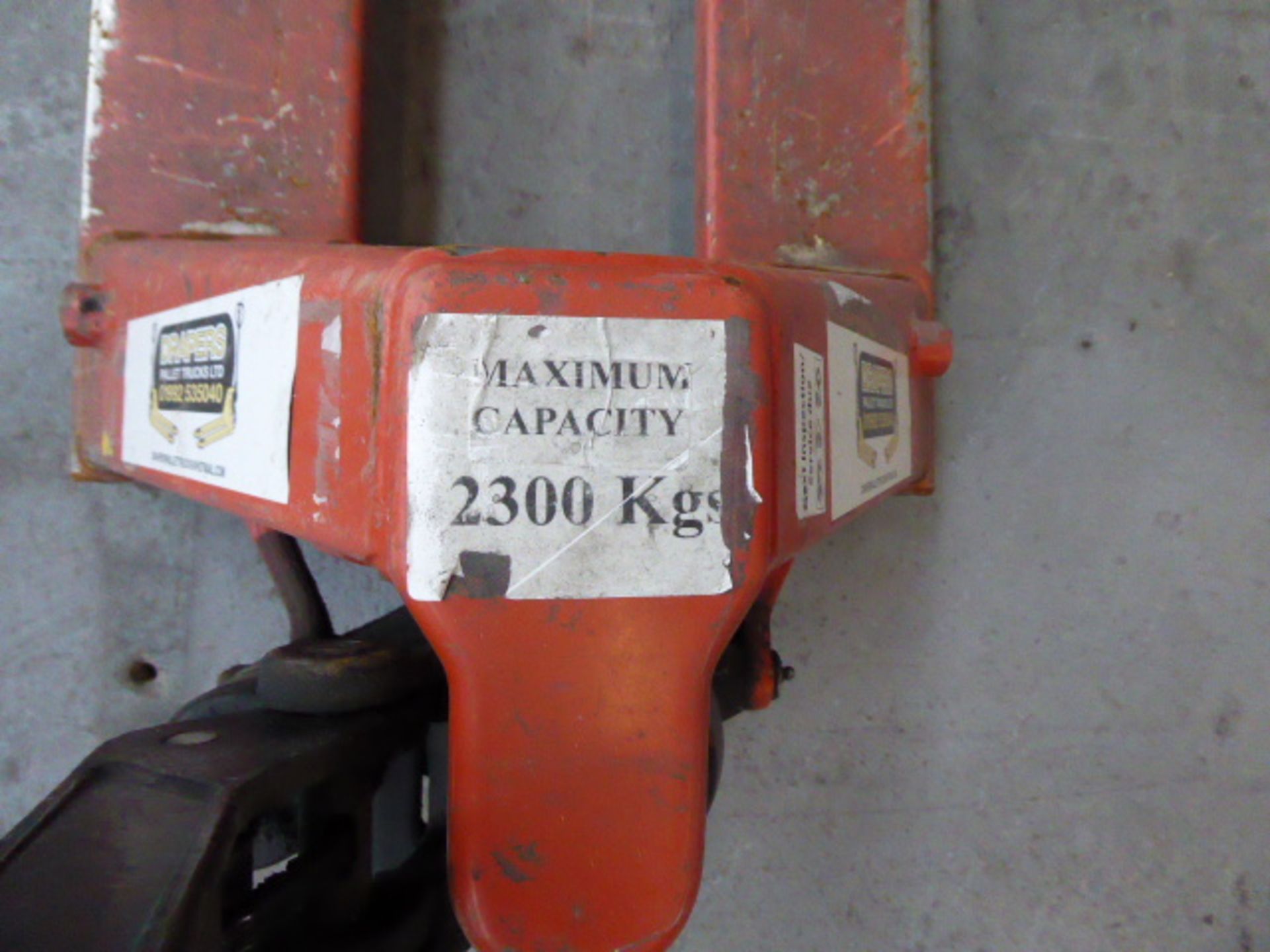 Drapers 2300kg pallet truck - Image 2 of 2