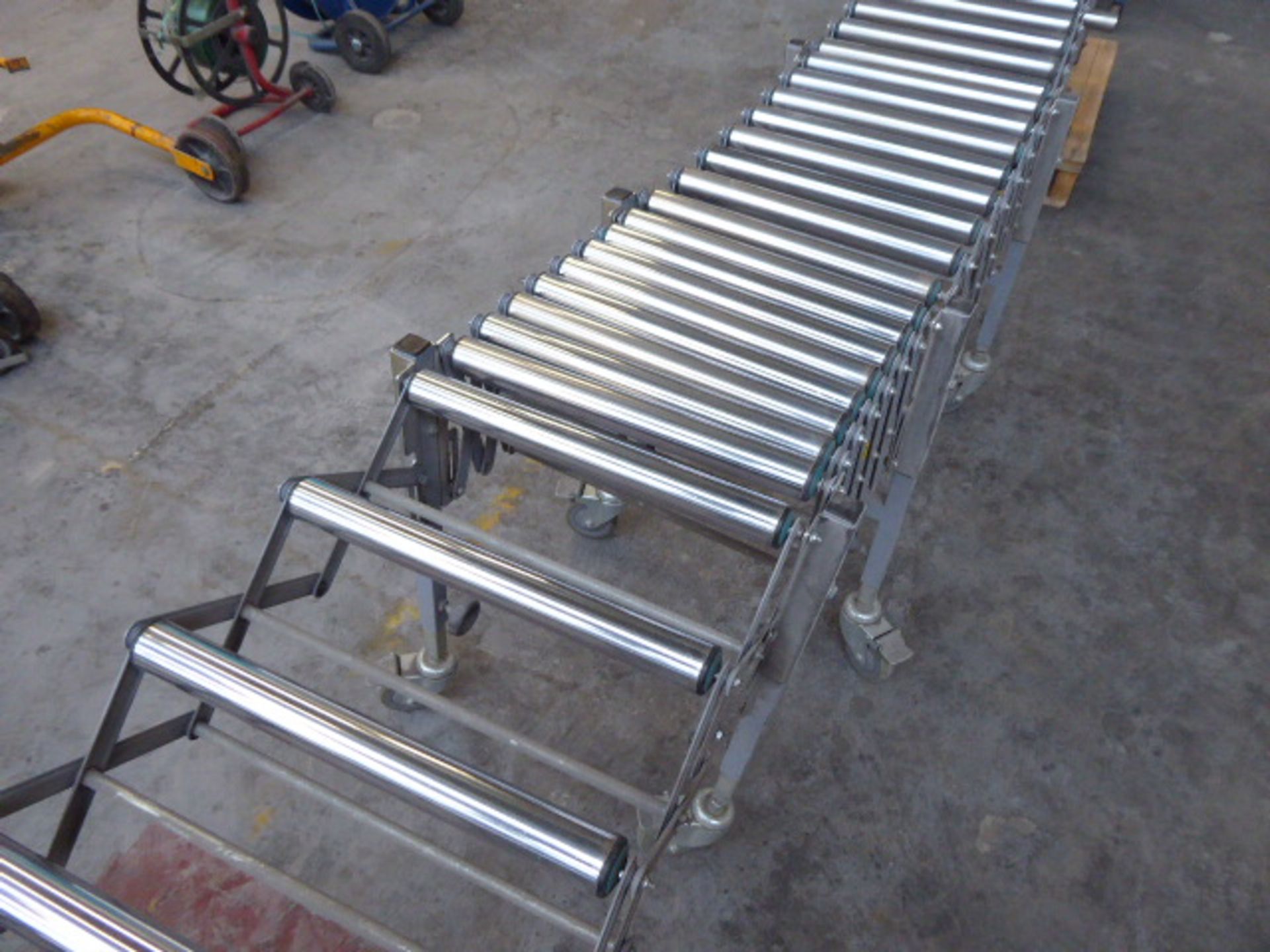Mobile expandable roller conveyor unit, fully expanded dimension approx. 6m - Image 2 of 3