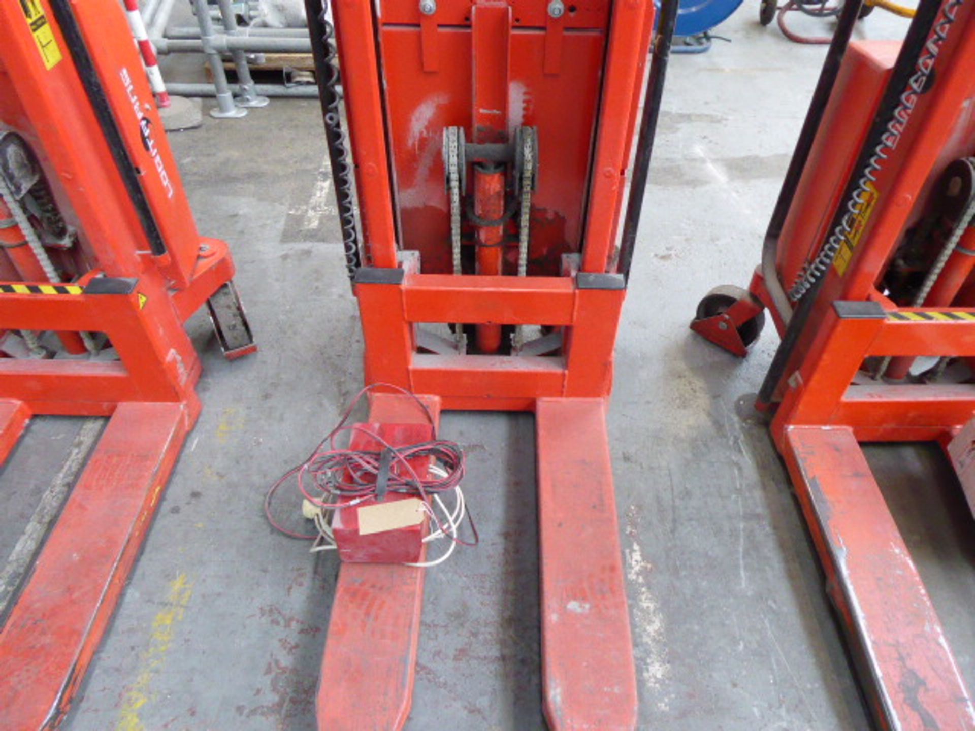Logitrans Type: LL100TE electric 1000kg pallet lifter with charger Serial Number: 242610 Year: 2002 - Image 3 of 4