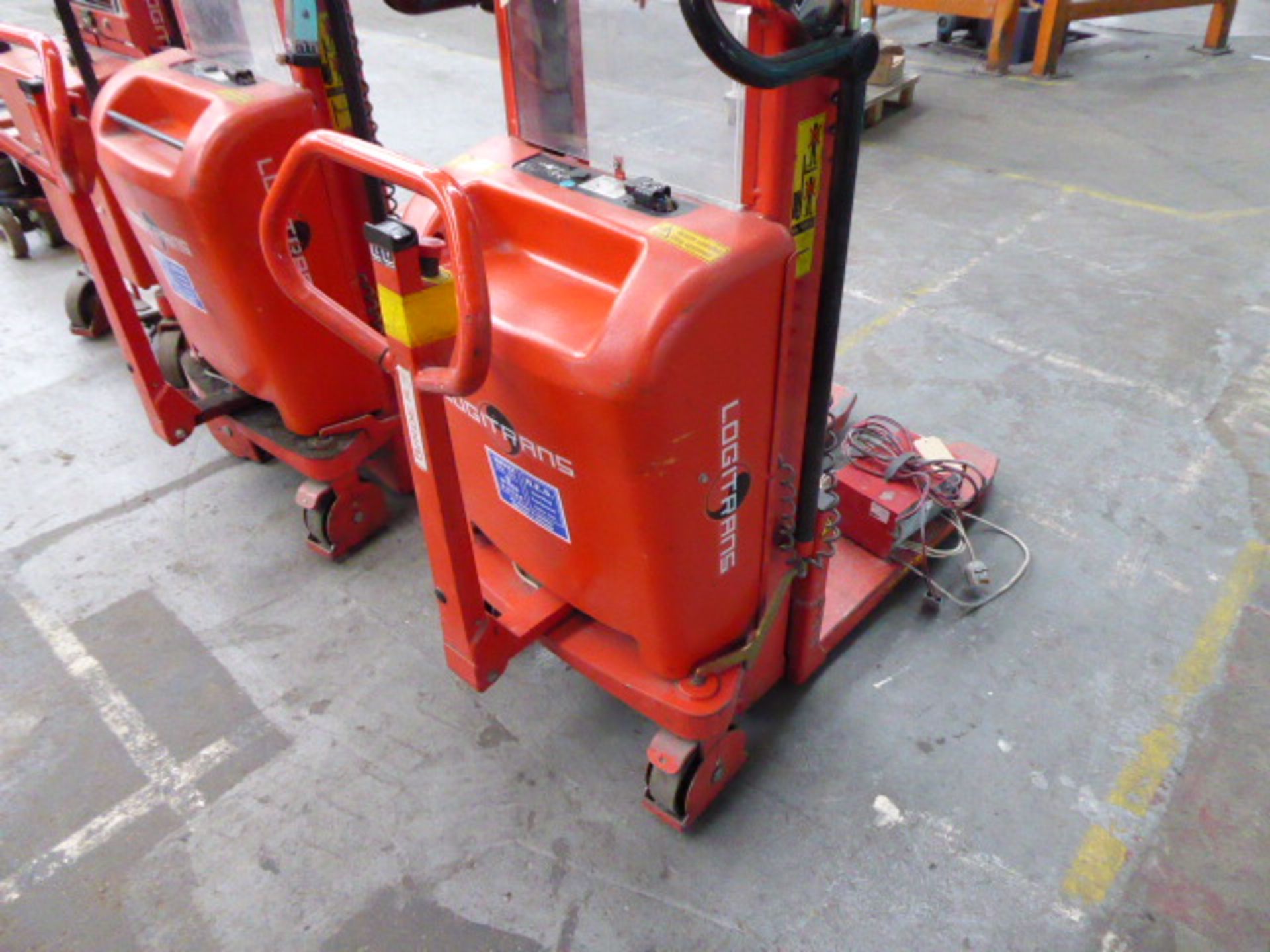 Logitrans Type: LL100TE electric 1000kg pallet lifter with charger Serial Number: 323827 Year: 2003 - Image 2 of 4