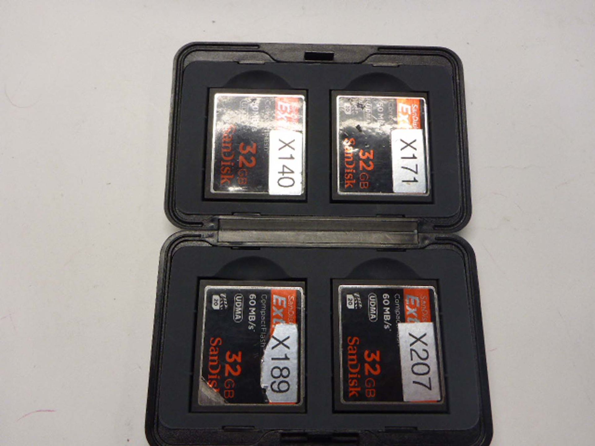 4 Sandisk extreme 32gb udma 60mbs cards.