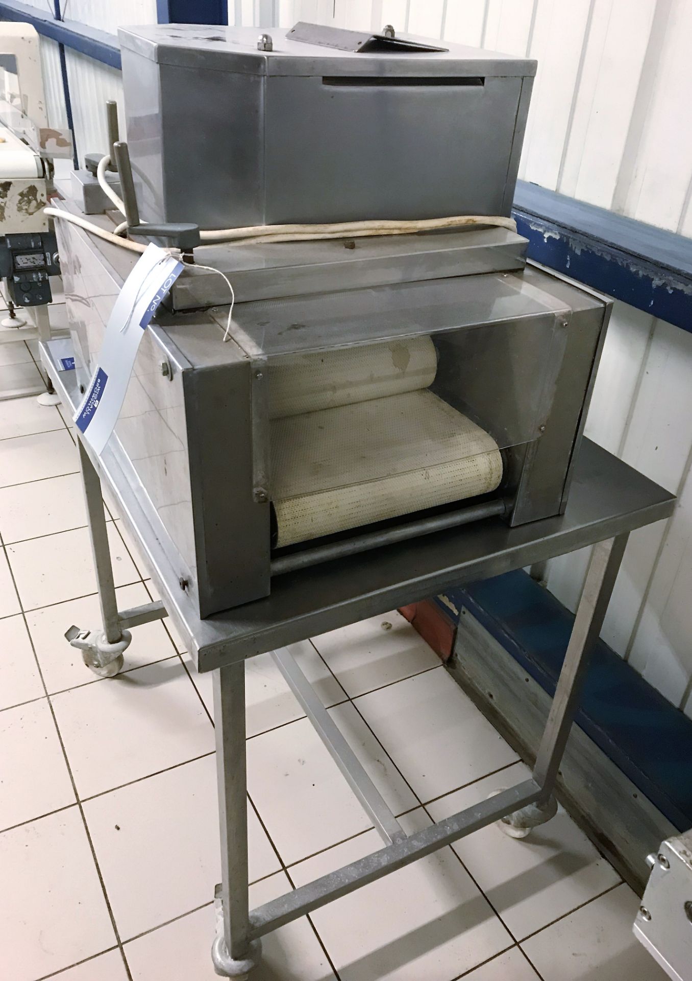 An Ayres Jones Mono Bun Slicing Machine on mobile stand No.74/13363 (3ph-plug in), top conveyor - Image 2 of 2