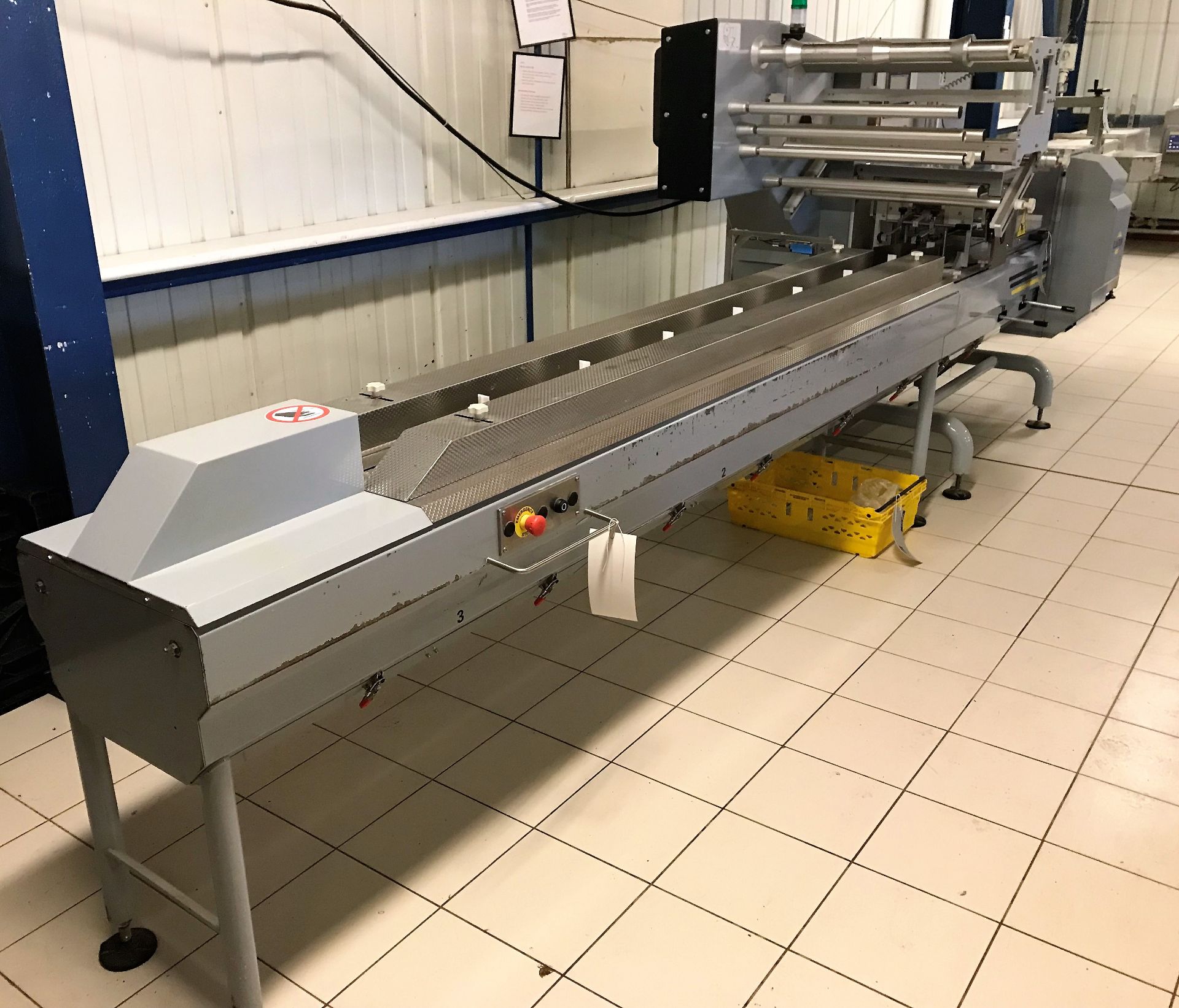 An Ilapak Carrera 1000 Restyling Flow Wrapping Machine No.0642220175 (2017), 3ph-plug in; infeed - Image 2 of 8