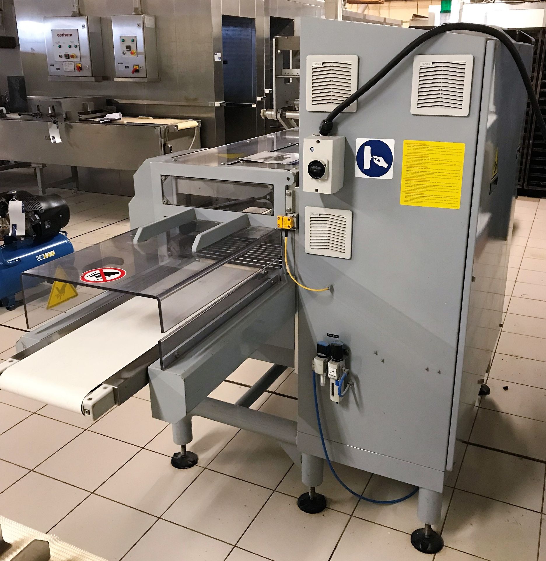 An Ilapak Carrera 1000 Restyling Flow Wrapping Machine No.0642220175 (2017), 3ph-plug in; infeed - Image 6 of 8