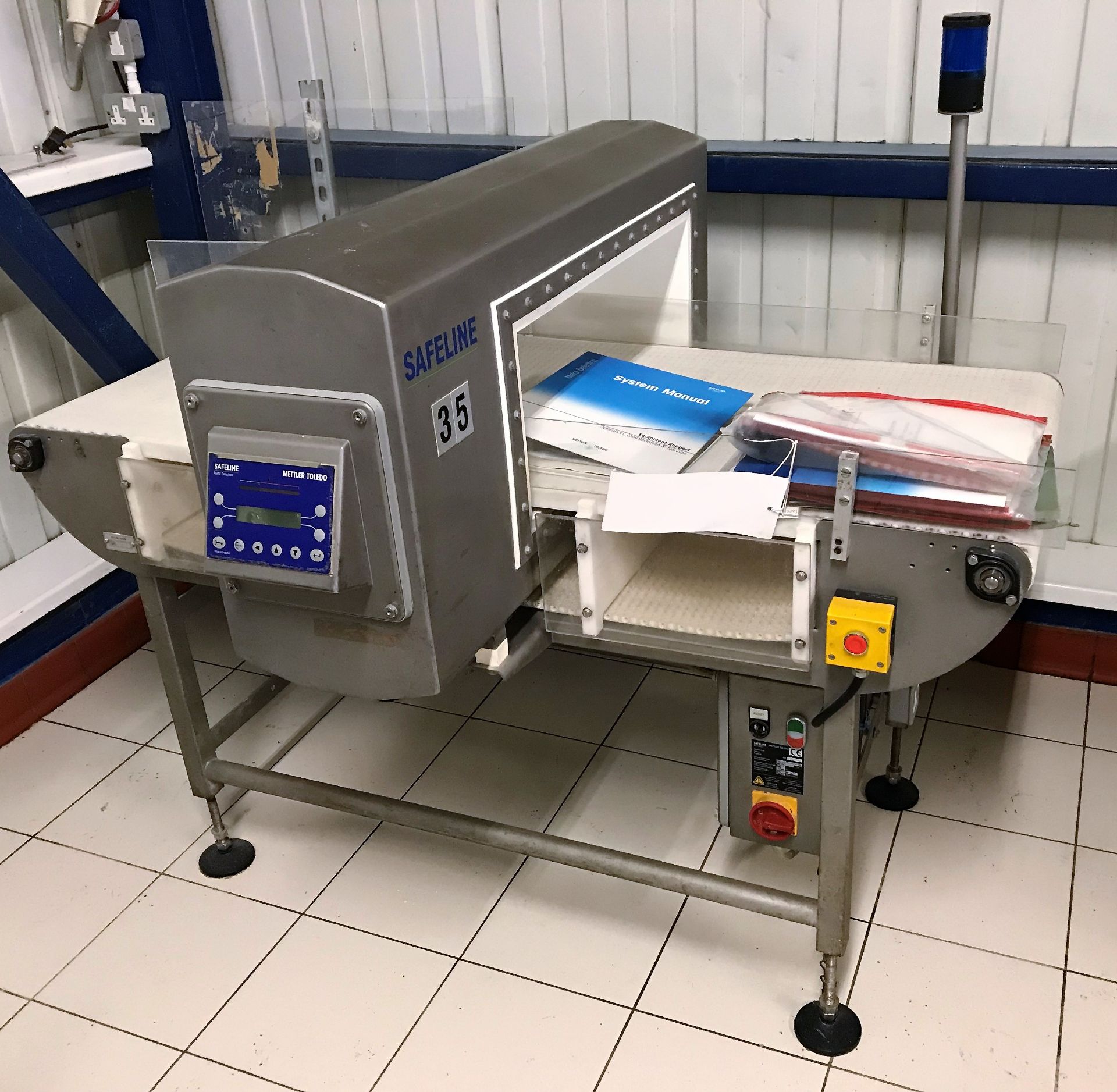 A Safeline/Mettler Toledo Conveyorised Metal Detector No.SR119211 (3ph-plug in), 600mm x 1500mm