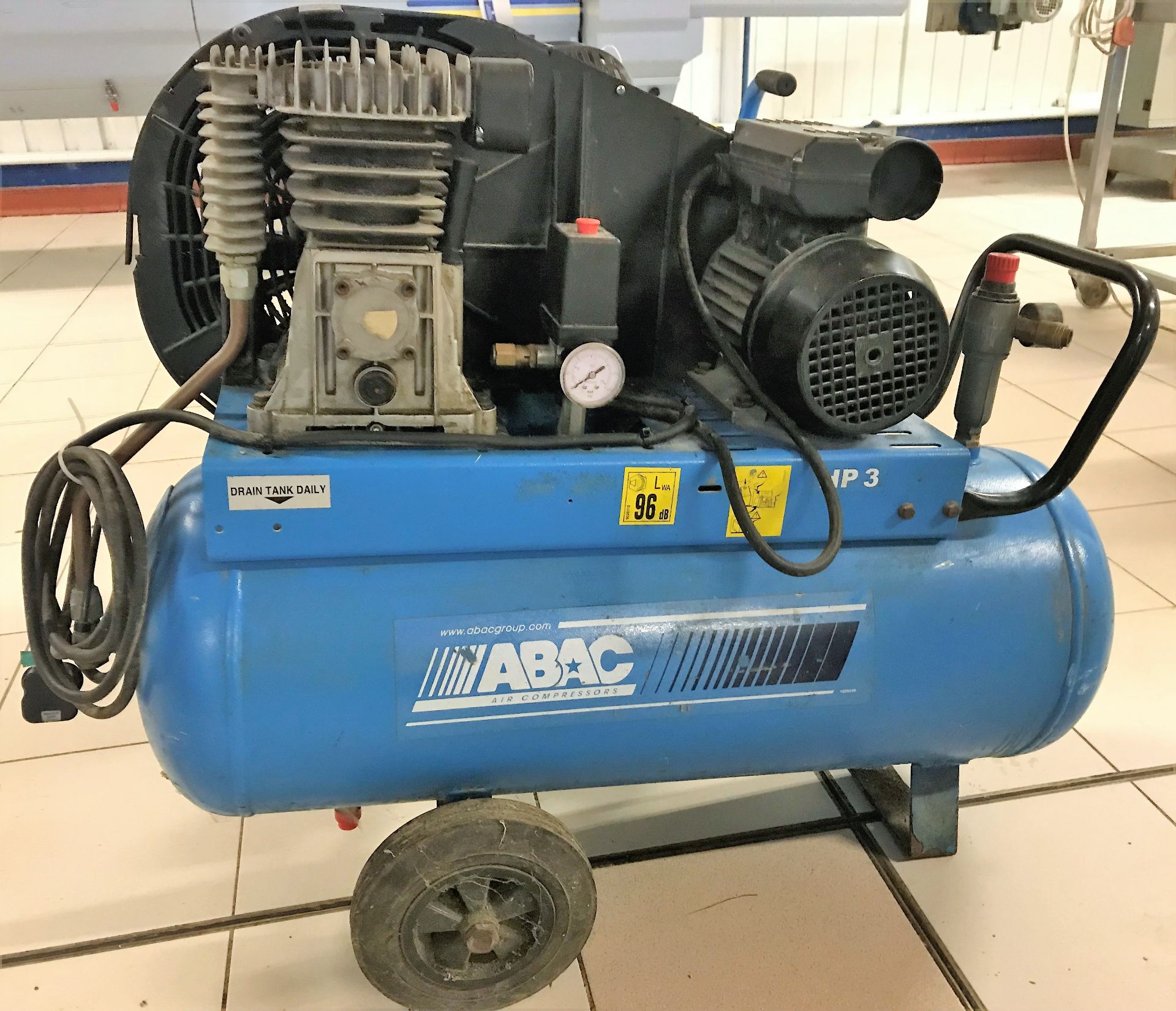 An ABAC B2800B/60 CM3 V240 KOMPEX Mobile Receiver Mounted Air Compressor, 240v, 3HP NB. understood