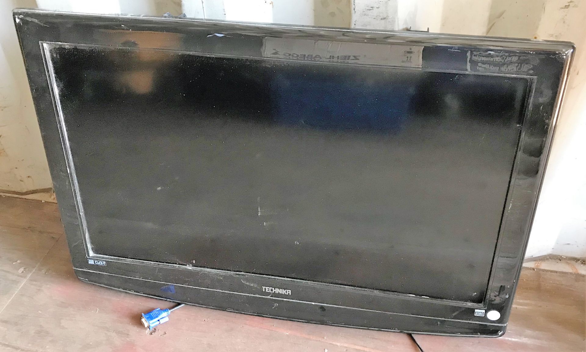 A Technika X32/29GB-FTC-UK 32in Television with Wa