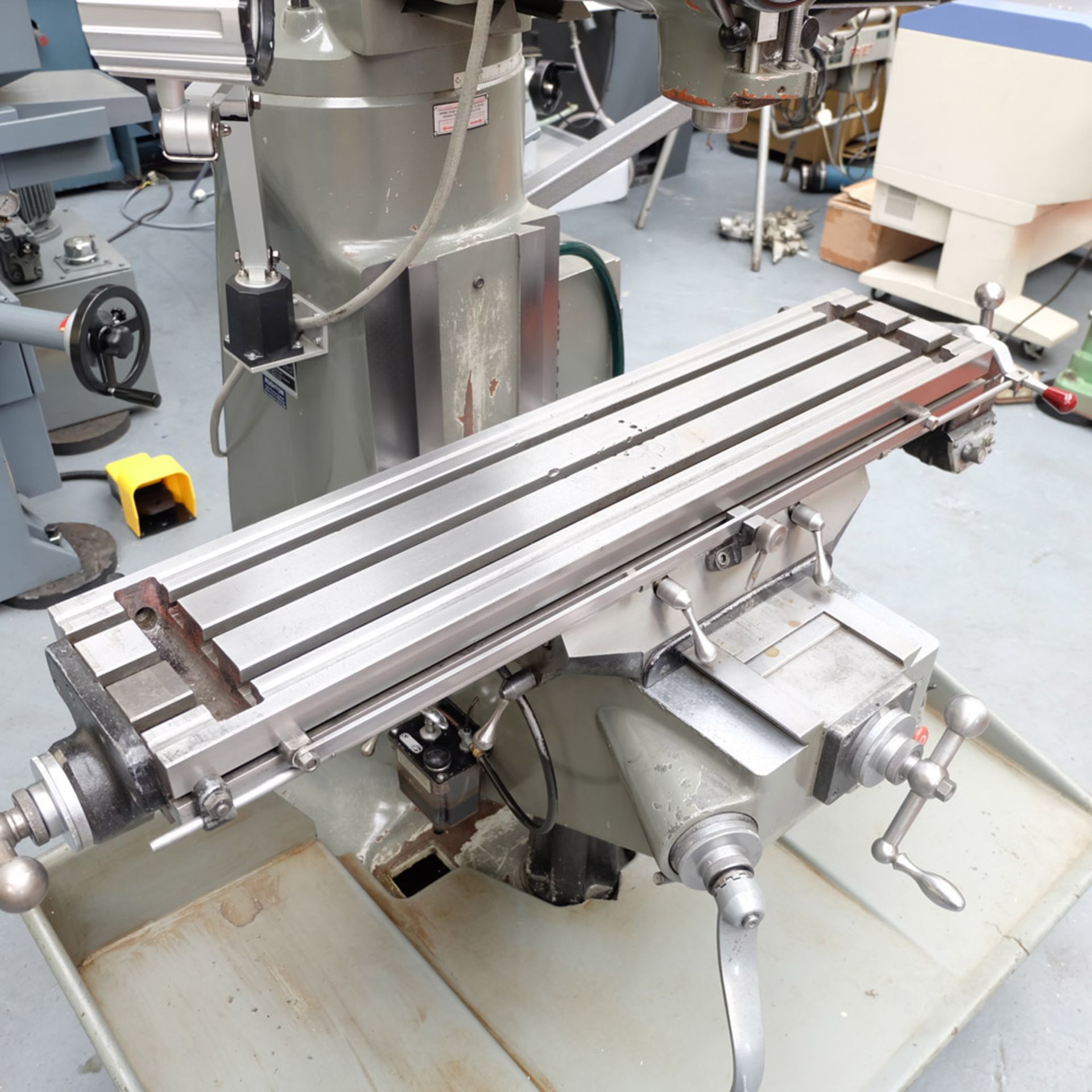 A BRIDGEPORT Series I 2HP Varispeed Turret Milling Machine, Spindle Taper R8, Spindle Speeds 50- - Image 3 of 11